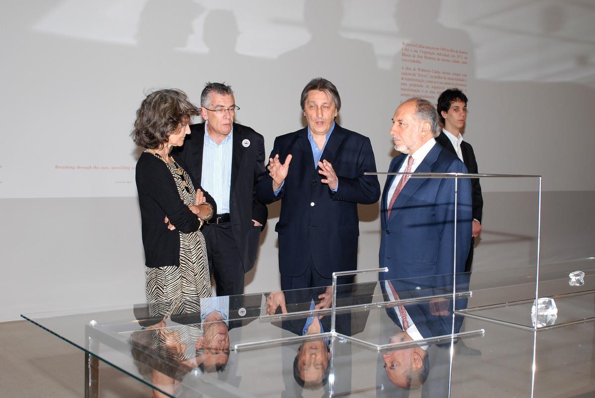 Teresa Gouveia (à esq.), Jorge Molder (à esq.), Waltercio Caldas (ao centro) e Emílio Rui Vilar (à dir.)