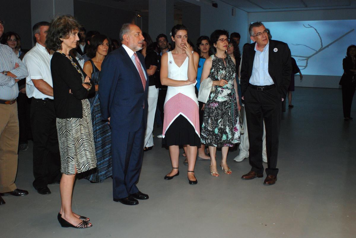 Teresa Gouveia (à esq.), Leonor Nazaré (atrás, à esq.), Emílio Rui Vilar (ao centro), Susana Anágua (ao centro, à dir) e Jorge Molder (à dir.)
