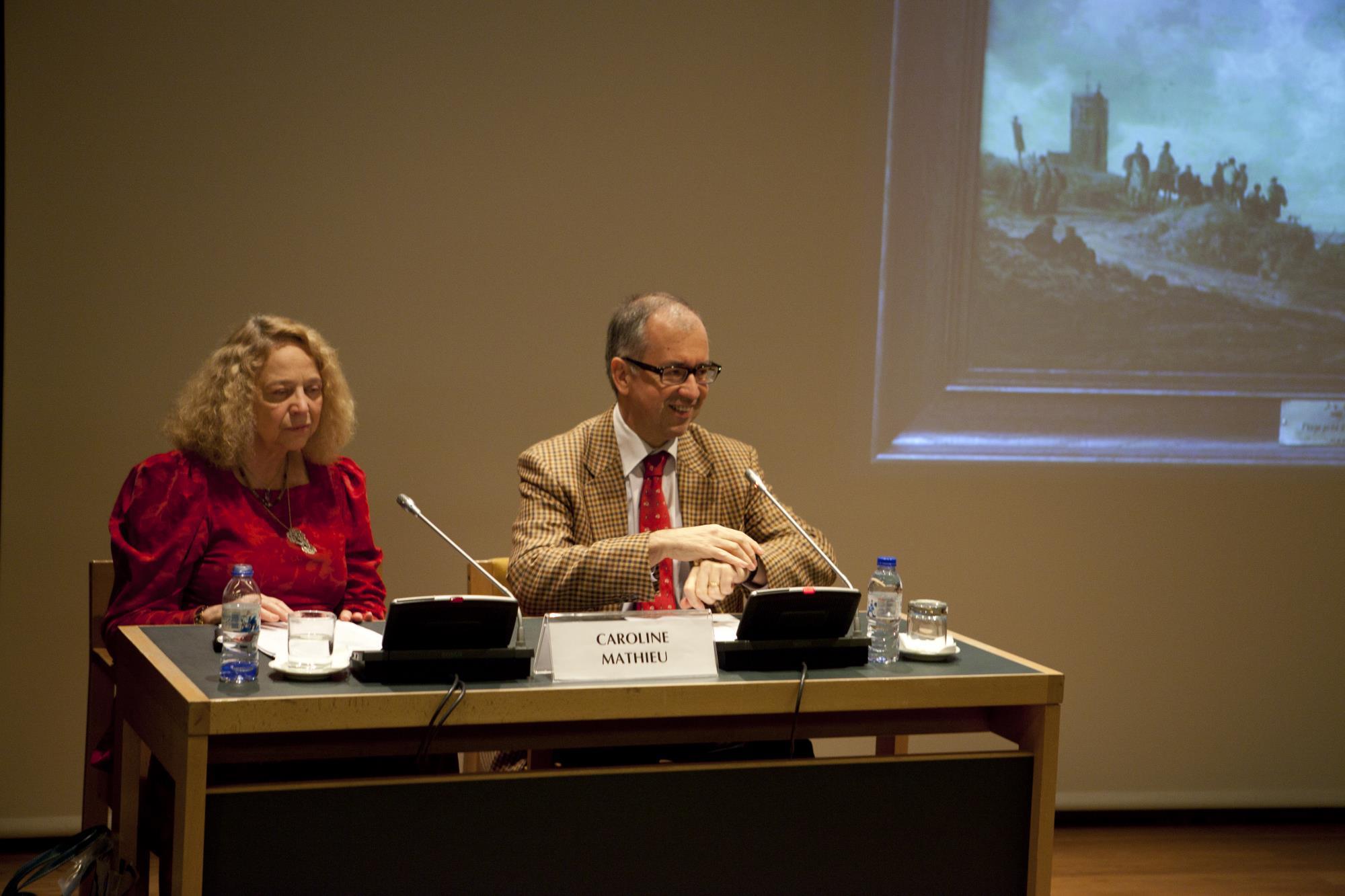 Conferência «As Idades do Mar», proferida por Caroline Mathieu. Caroline Mathieu (à esq.) e Nuno Vassallo e Silva (à dir.)