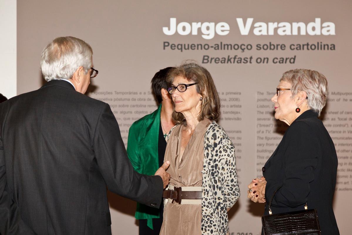 Artur Santos Silva (à esq.), Isabel Carlos (atrás) e Teresa Gouveia (ao centro)