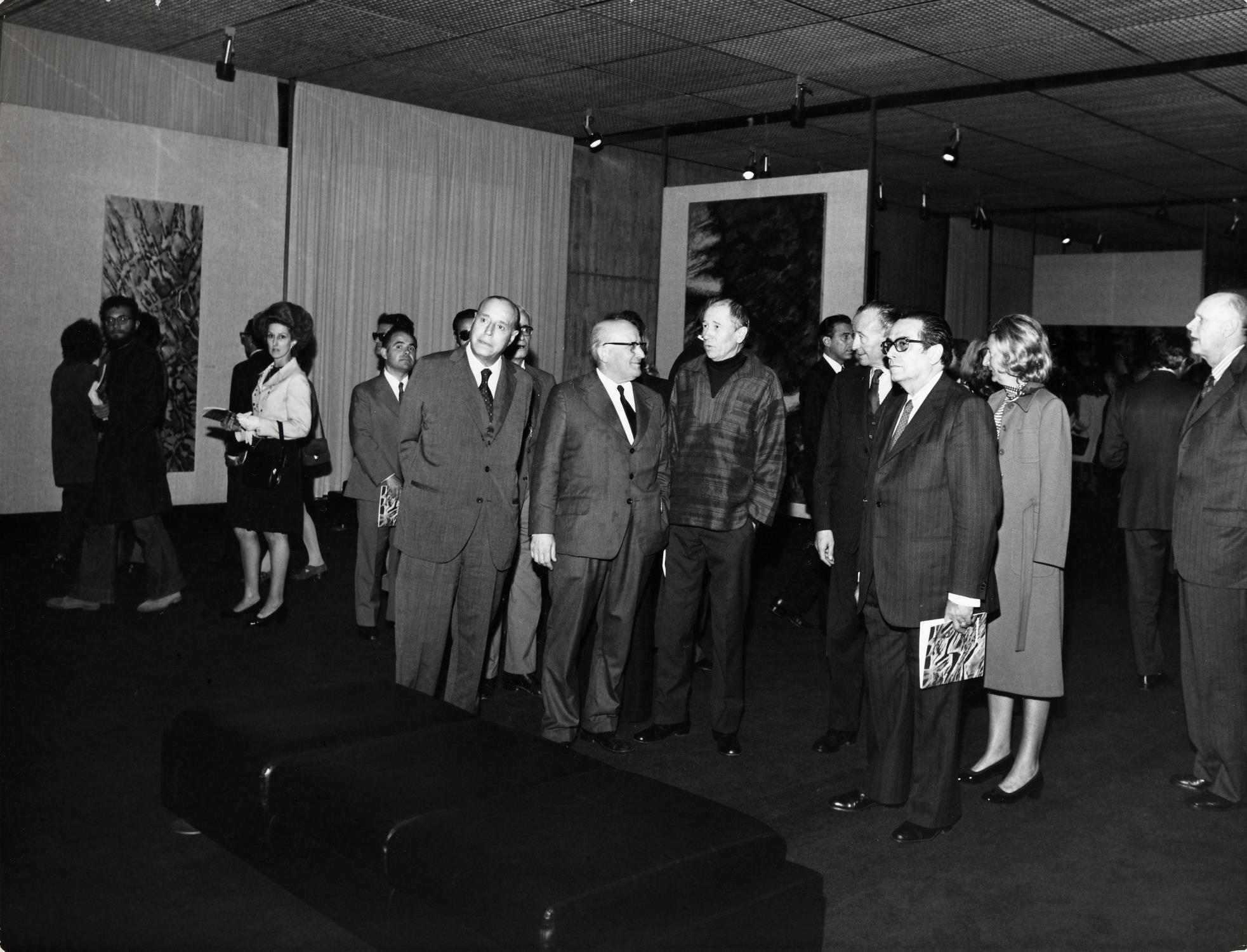 Alfred Manessier (ao centro)