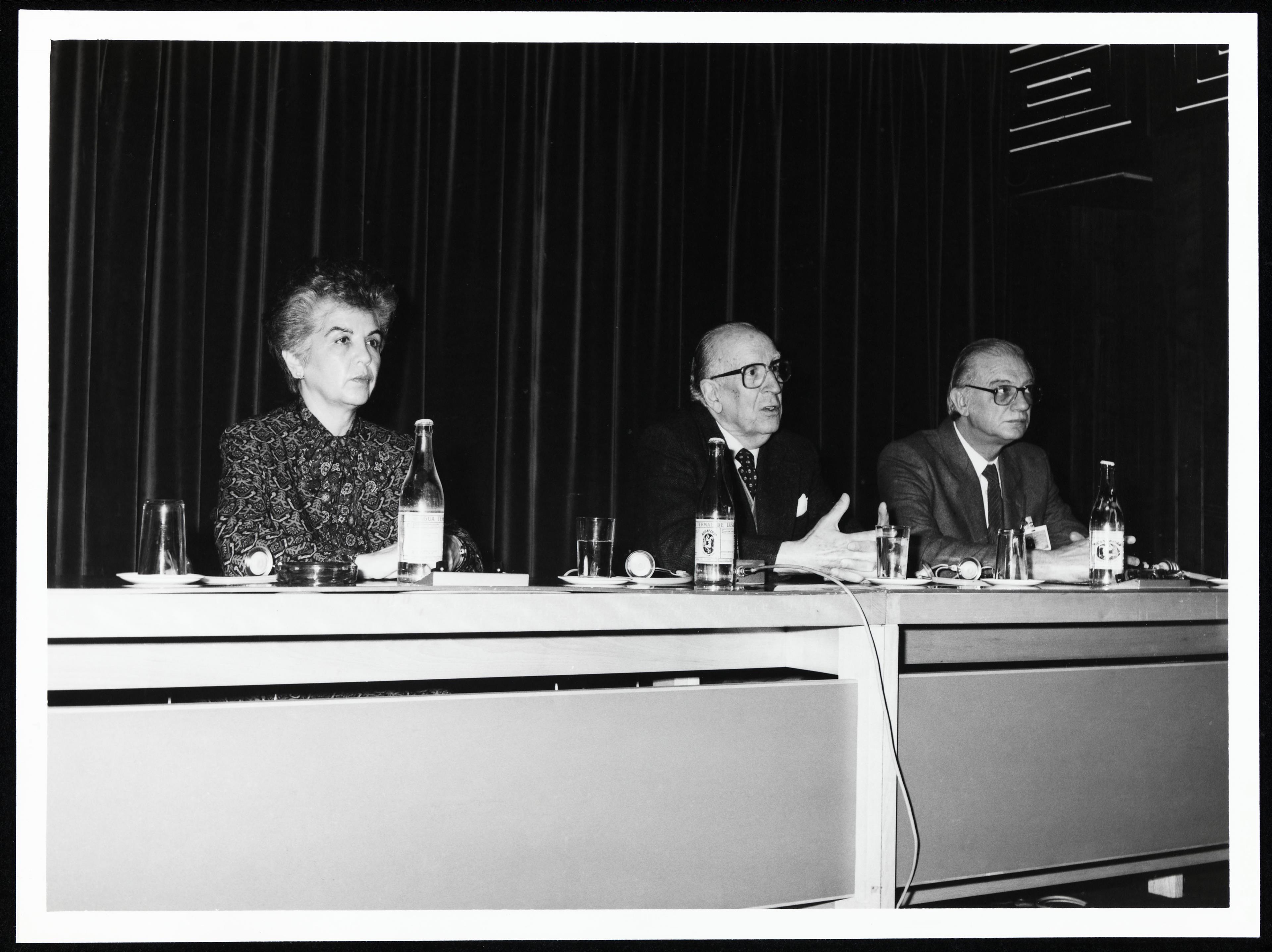 Conferência de imprensa. Madalena Perdigão, José de Azeredo Perdigão e José Sommer Ribeiro (da esq. para a dir.)