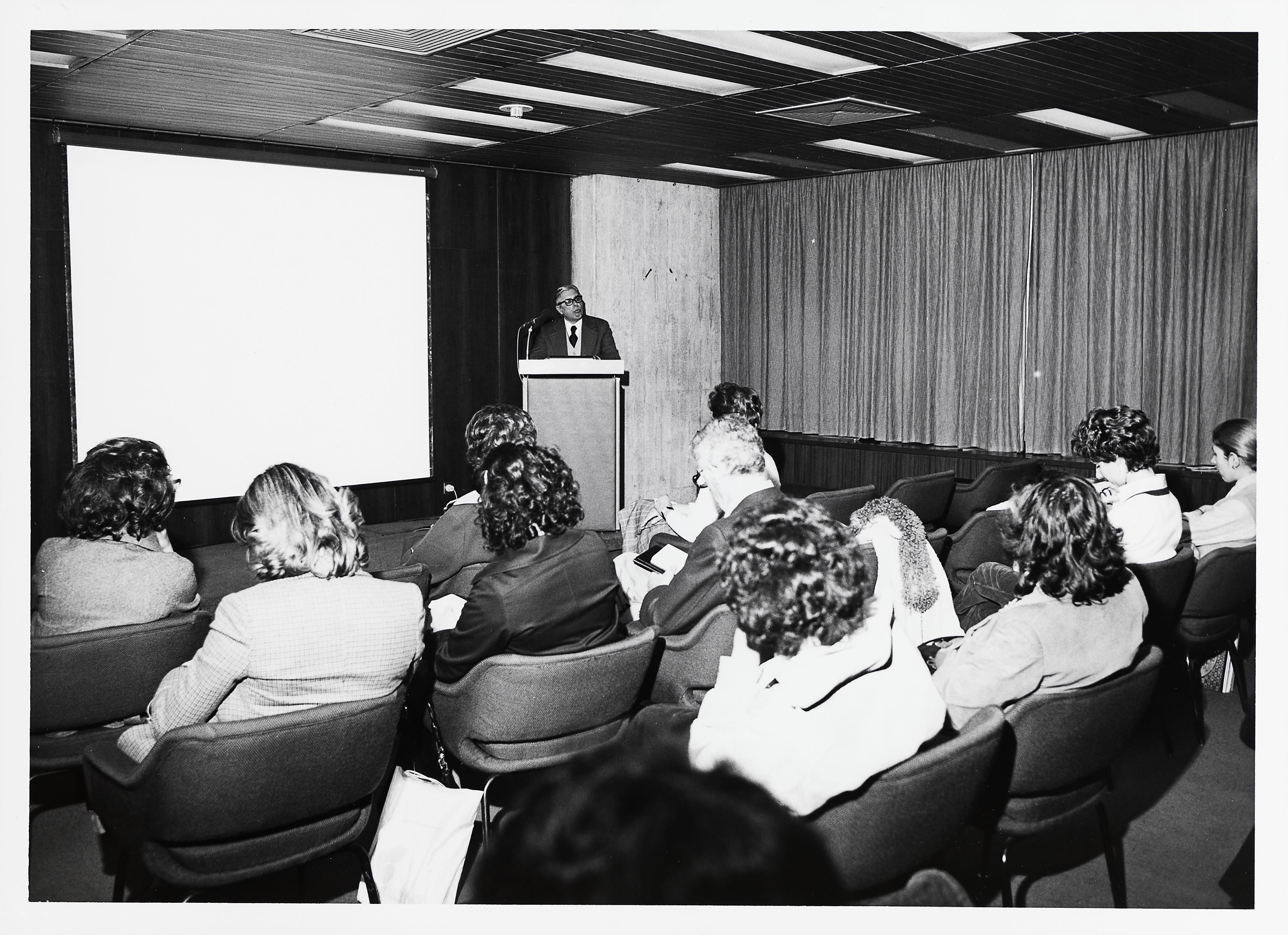Ciclo de conferências «O Túmulo da Rainha Nofretari. Reconstituição Fotográfica». Prof. Ferreira de Almeida (ao centro)