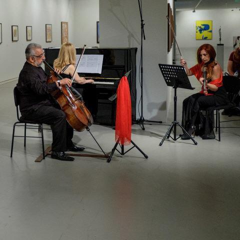 Performance «Arshile Gorky e a Coleção. Logo à Noite no Lago Van», de Miguel Horta. Levon Mouradian (à esq.), Marina Dellalyan (ao piano), Nariné Dellalian (à dir.)
