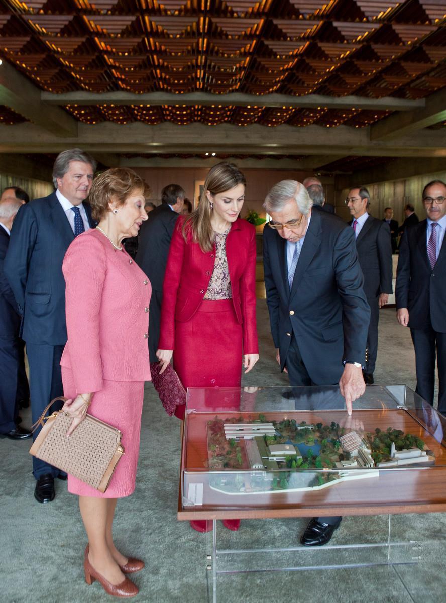 Visita oficial da Rainha de Espanha, Letizia Ortiz. Maria Cavaco Silva (à esq.), Letizia Ortiz (ao centro) e Artur Santos Silva (à dir.)