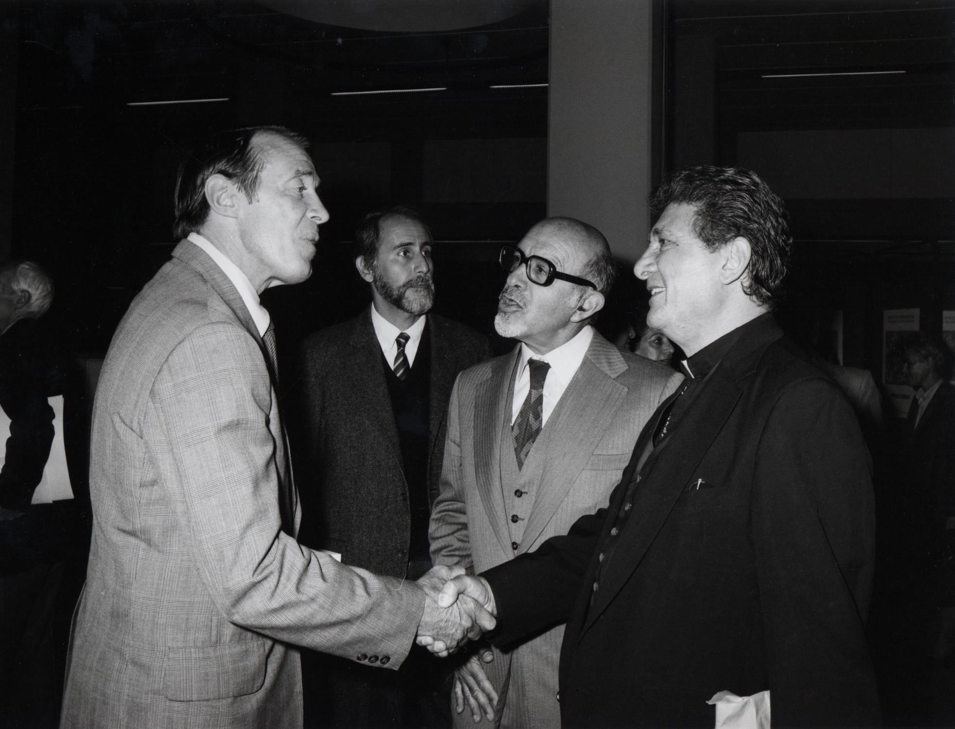 Karlen Mooradian (ao centro) e Roberto Gulbenkian (ao centro)