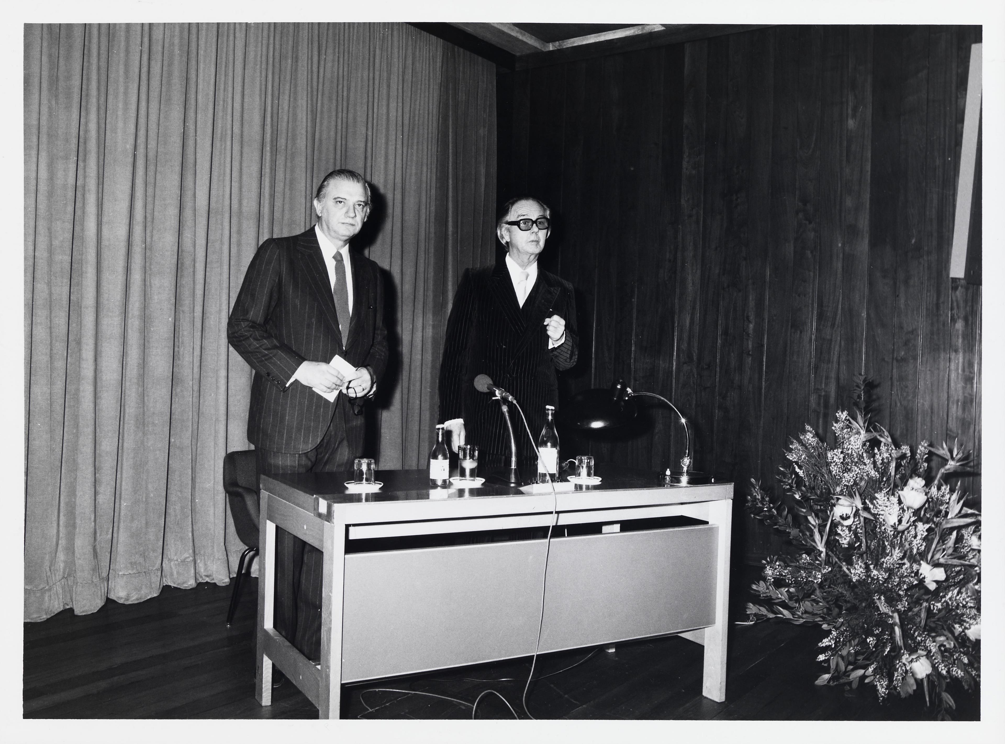 Conferência «Policromia da Arquitectura». José Sommer Ribeiro (à esq.) e Victor Vasarely (à dir.)