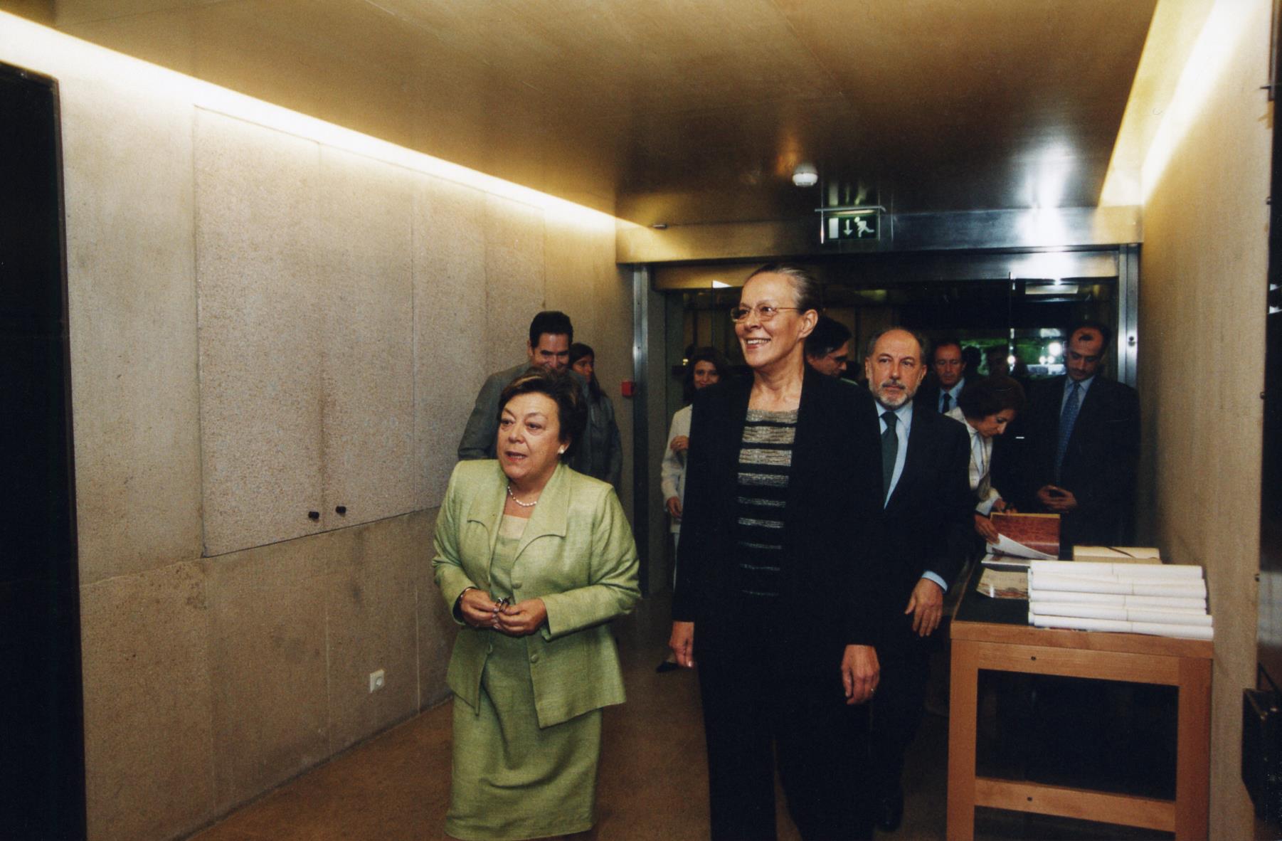 Maria Fernanda Passsos Leite (à esq.), Maria josé Ritta (à dir.) e Emílio Rui Vilar (atrás, dir.)