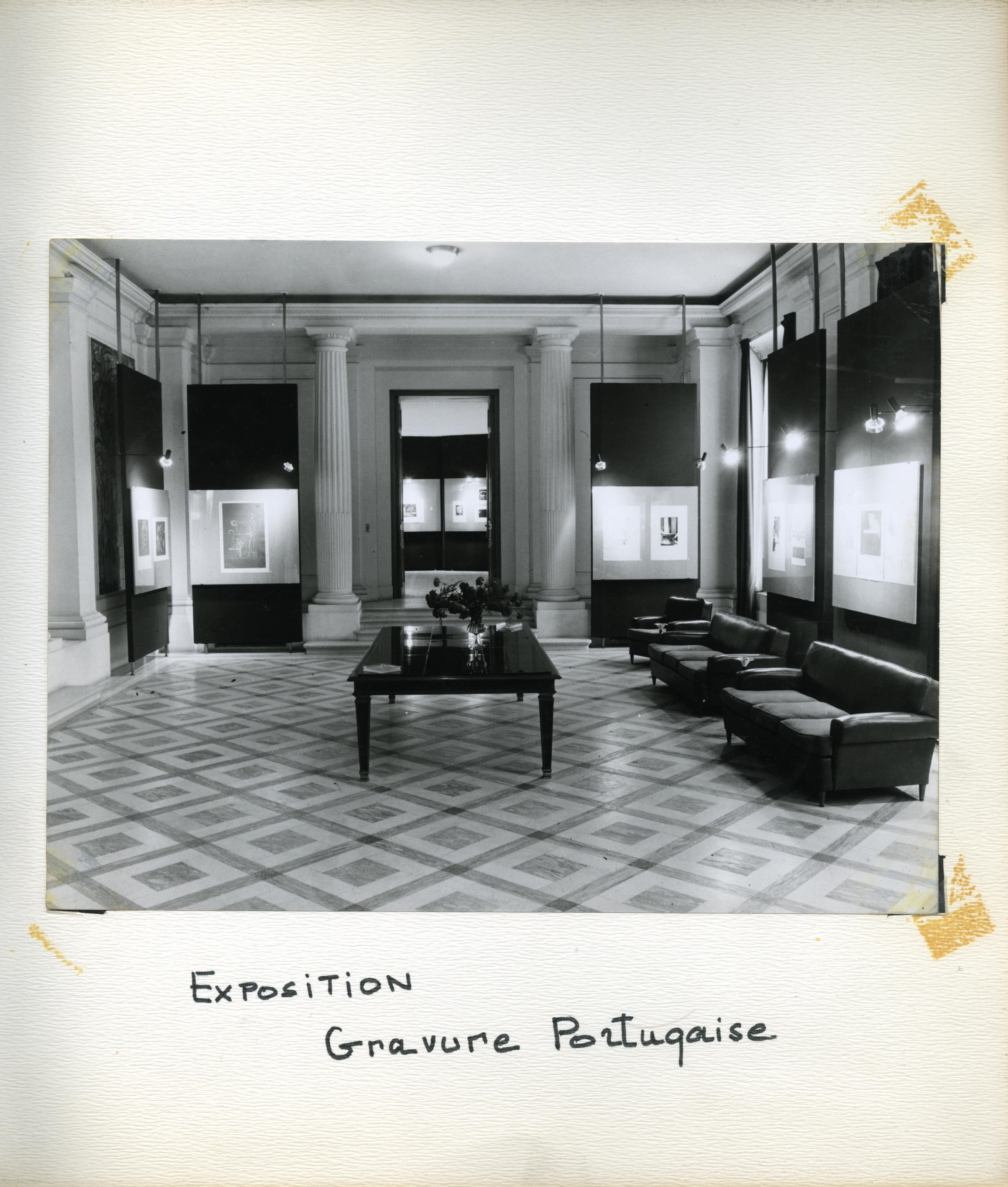 Fotografias em álbum da inauguração da exposição