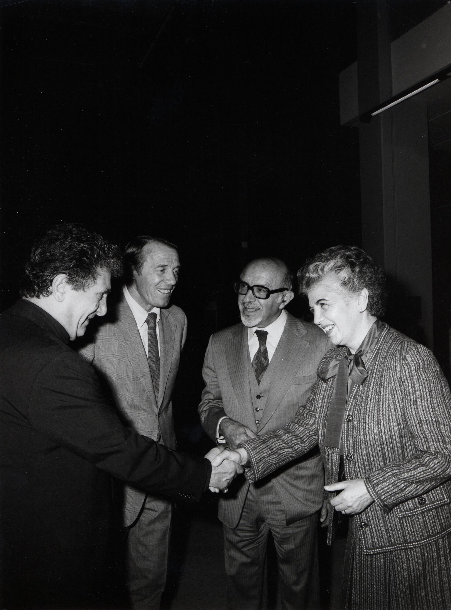 Roberto Gulbenkian (ao centro) e Madalena de Azeredo Perdigão (à dir.)