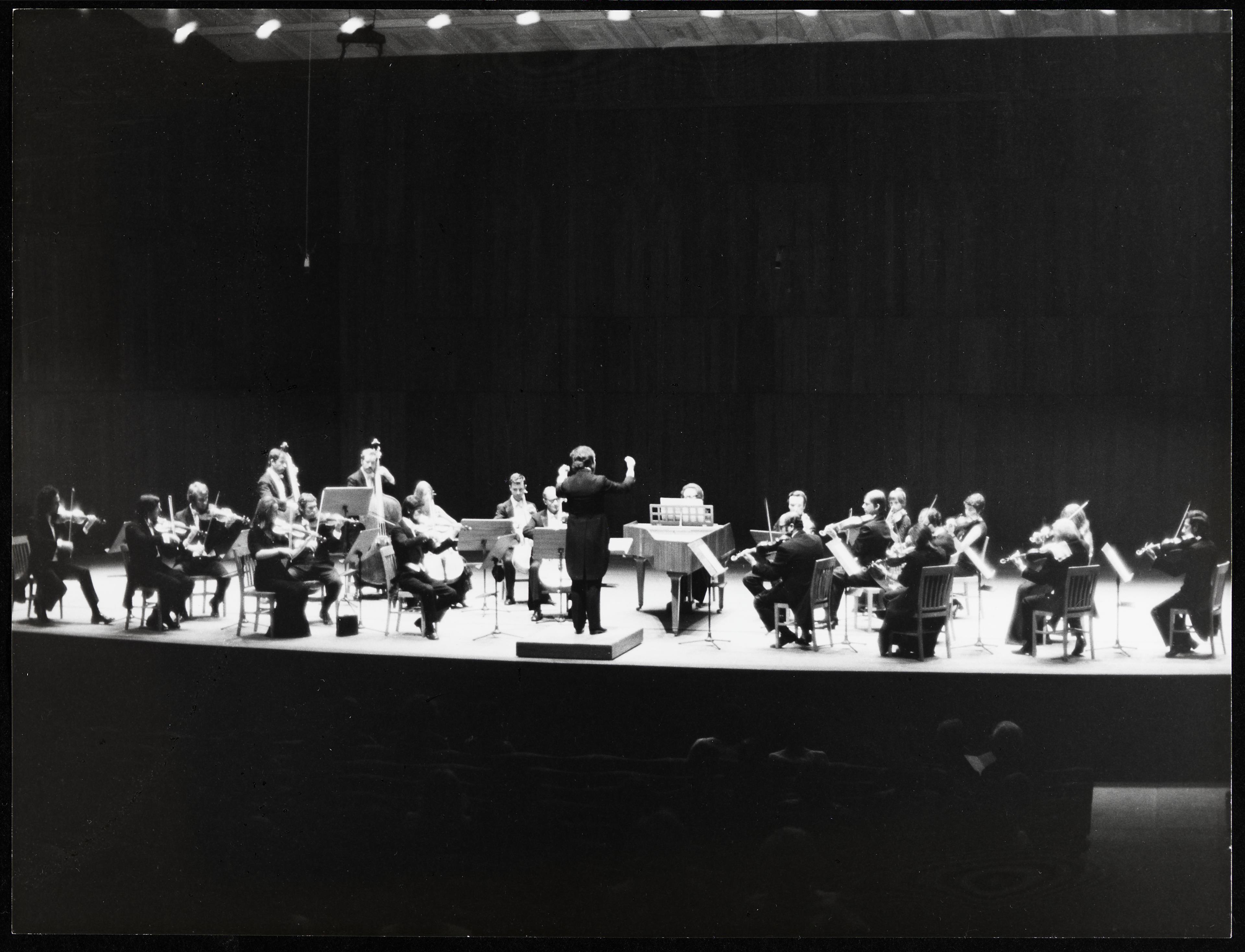 Concerto pela Orquestra da Emissora Nacional e pela Orquestra Gulbenkian, dirigidas por Michel Tabachnik,  com apresentação das obras «Aroura» e «Synaphai» de Iannis Xenakis