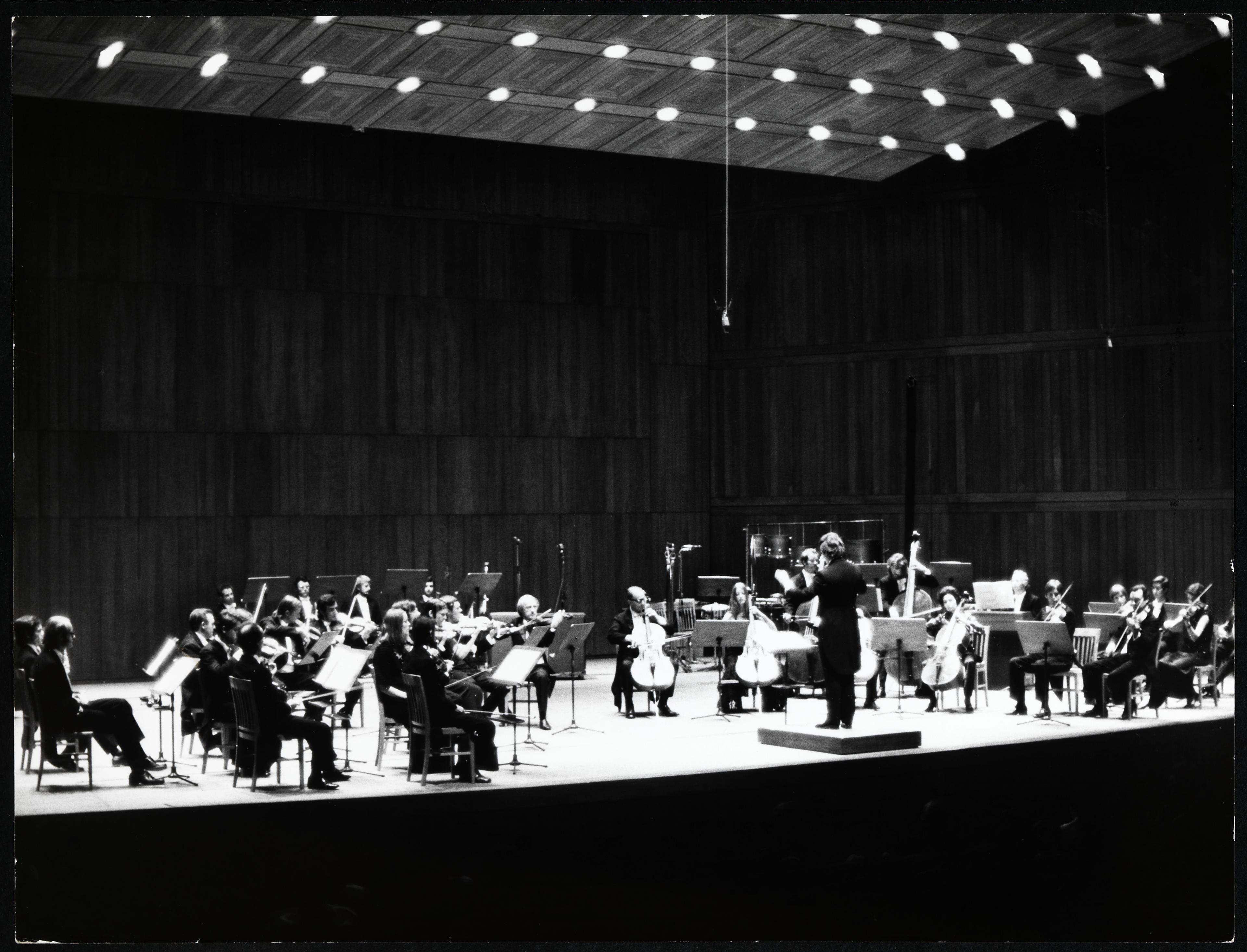 Concerto de apresentação em primeira audição em Portugal de «Oresteia», de Iannis Xenakis, pelos Coros e Orquestra Gulbenkian, dirigidos por Michel Tabachnik