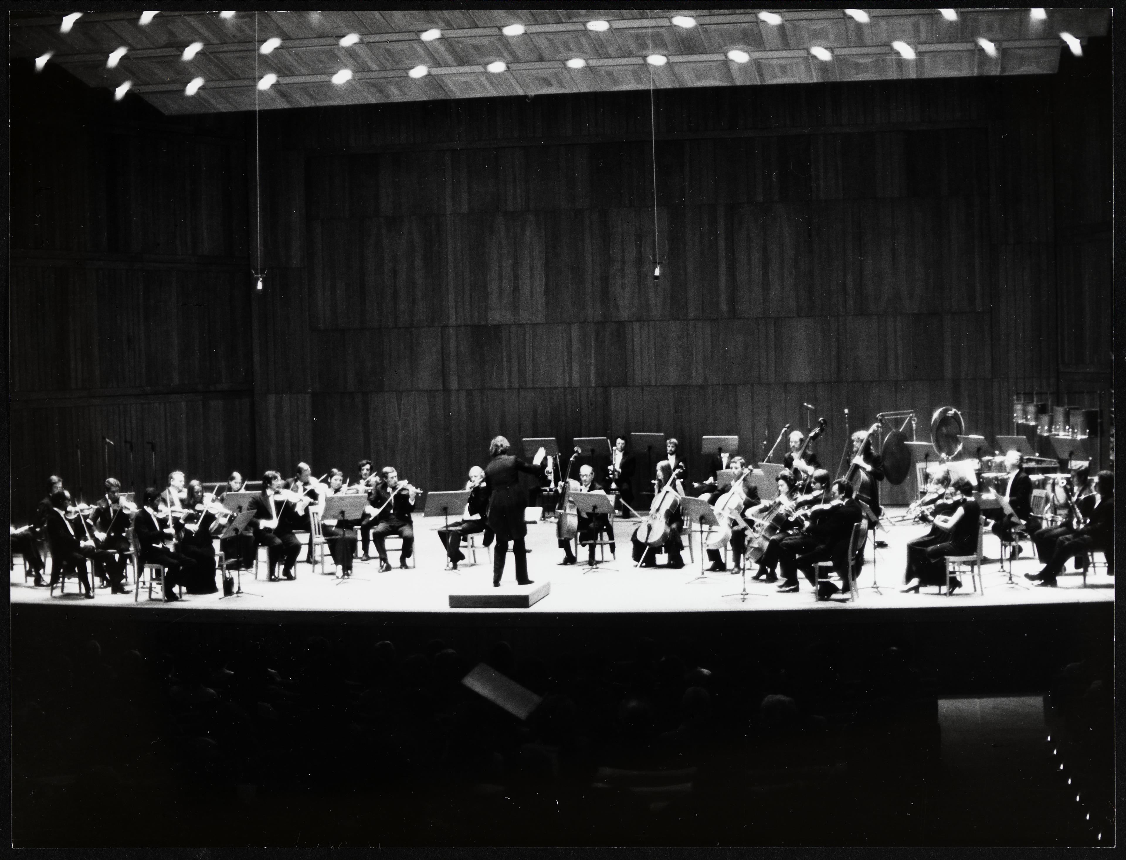 Concerto de apresentação em primeira audição em Portugal de «Oresteia», de Iannis Xenakis, pelos Coros e Orquestra Gulbenkian, dirigidos por Michel Tabachnik
