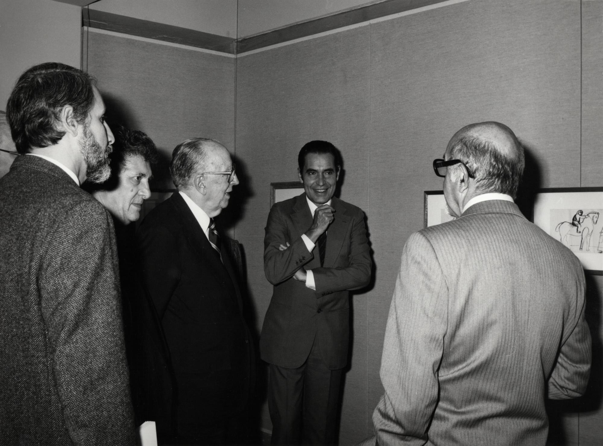 Karlen Mooradian (à esq.), José de Azeredo Perdigão junto com José Blanco (ao centro) e Roberto Gulbenkian (à dir.)