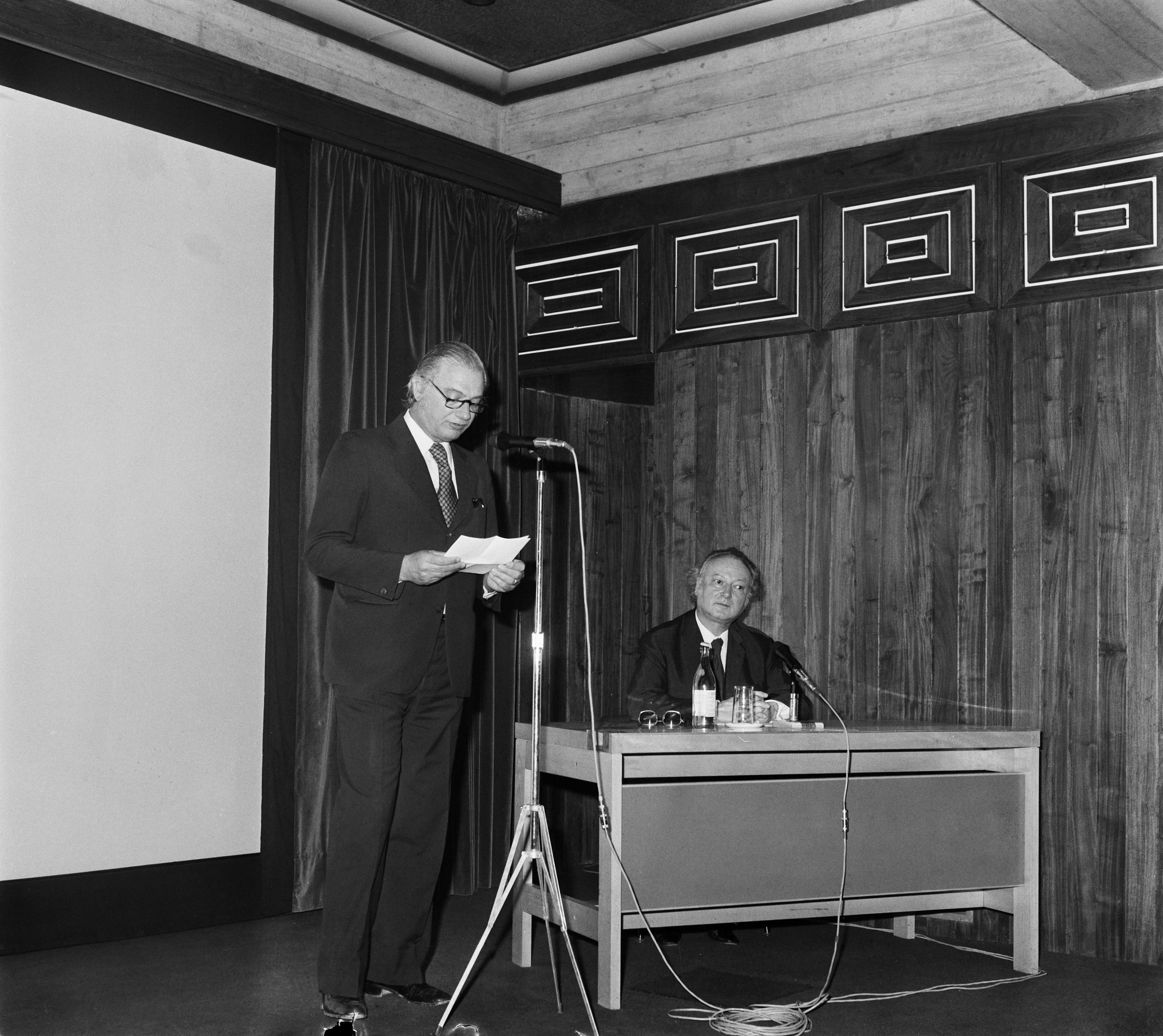 Conferência «A Arte de Vieira da Silva ». José Sommer Ribeiro (à esq.) e Max-Pol Fouchet (à dir.)