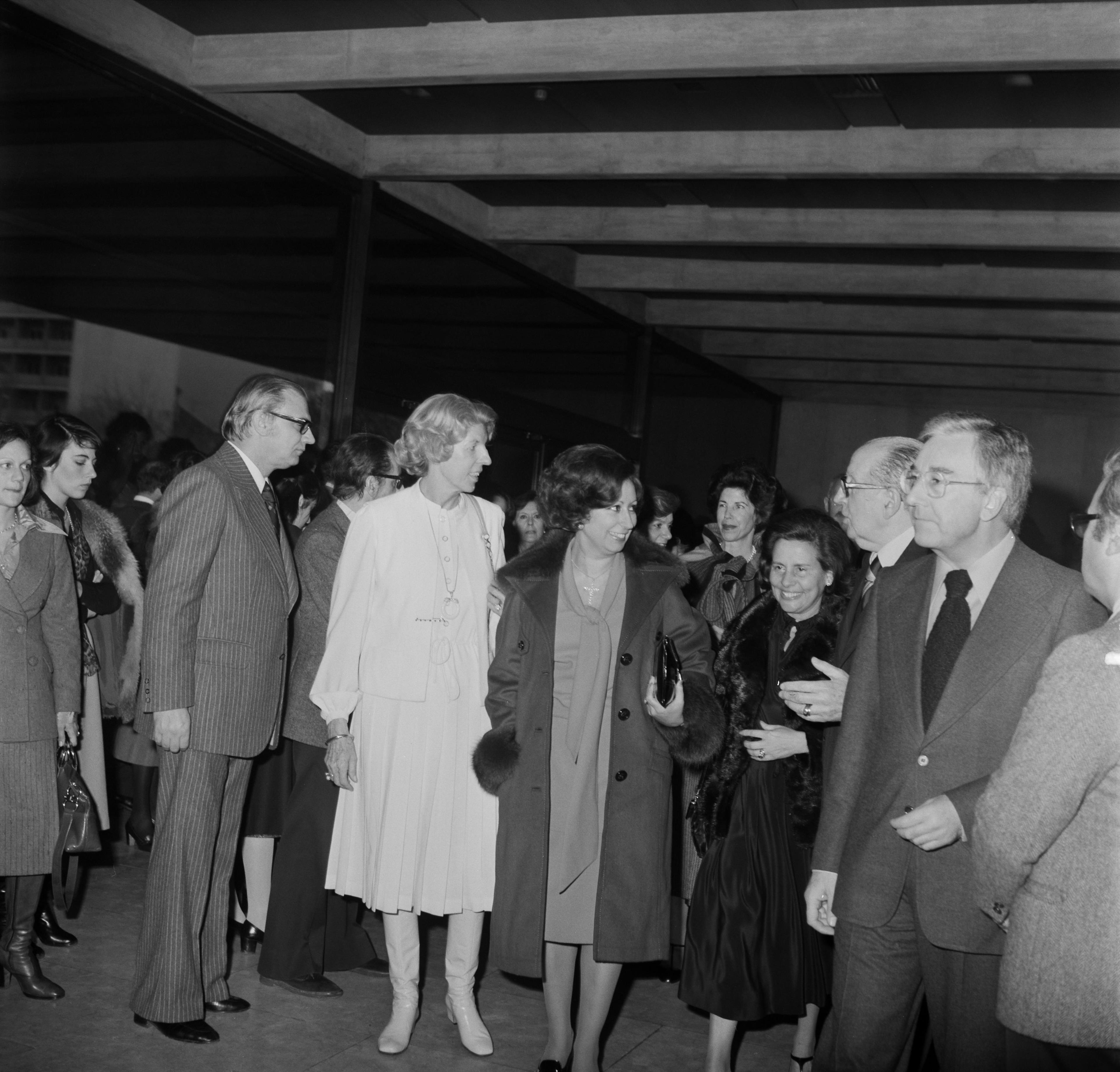 José Sommer Ribeiro e Claude Jacqueline Pompidou (à esq.), Manuela Eanes (ao centro), Maria Barroso e José de Azeredo Perdigão (à dir.)
