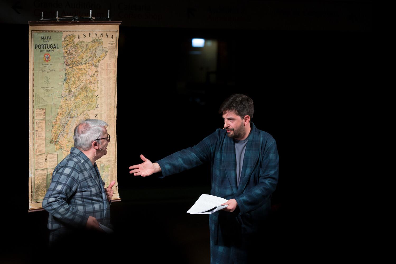 José Pedro Gomes (à esq.) e Tiago Rodrigues (à dir.)  em Leitura encenada «Um País Pequenino»