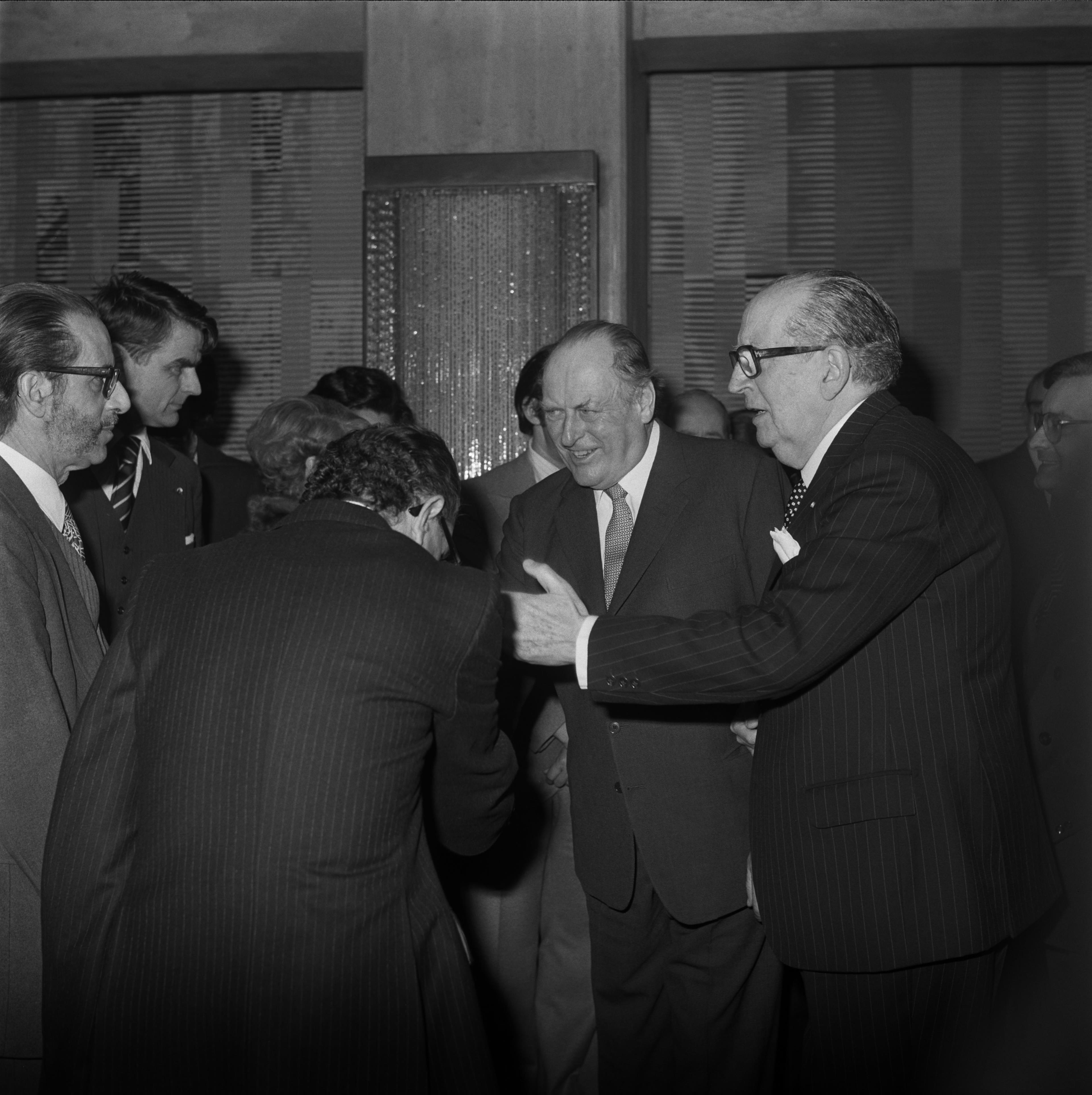 Rei Olavo V da Noruega (ao centro) e José de Azeredo Perdigão (à dir.)