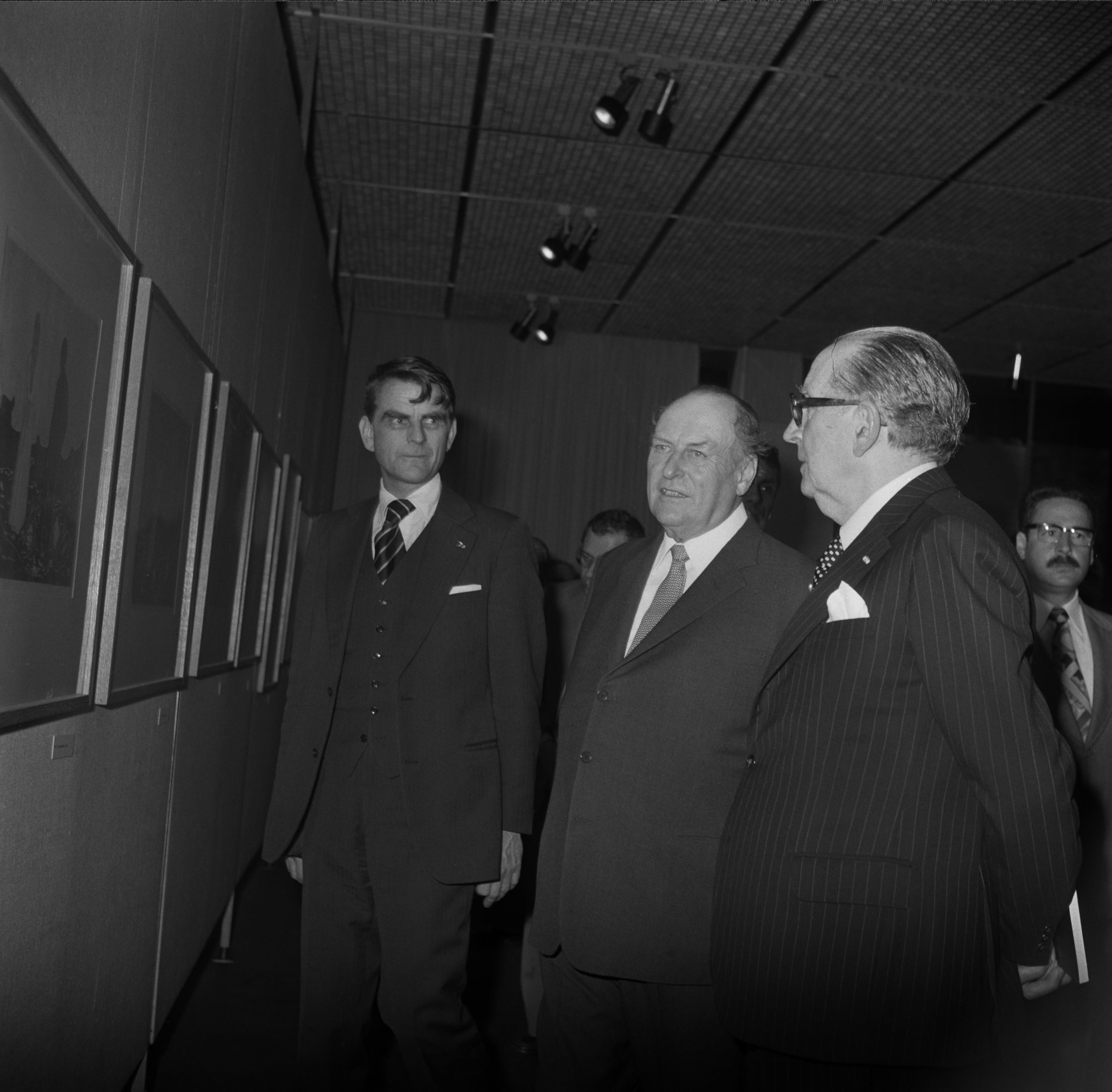 Alf Boe (à esq.), Rei Olavo V da Noruega (ao centro) e José de Azeredo Perdigão (à dir.)