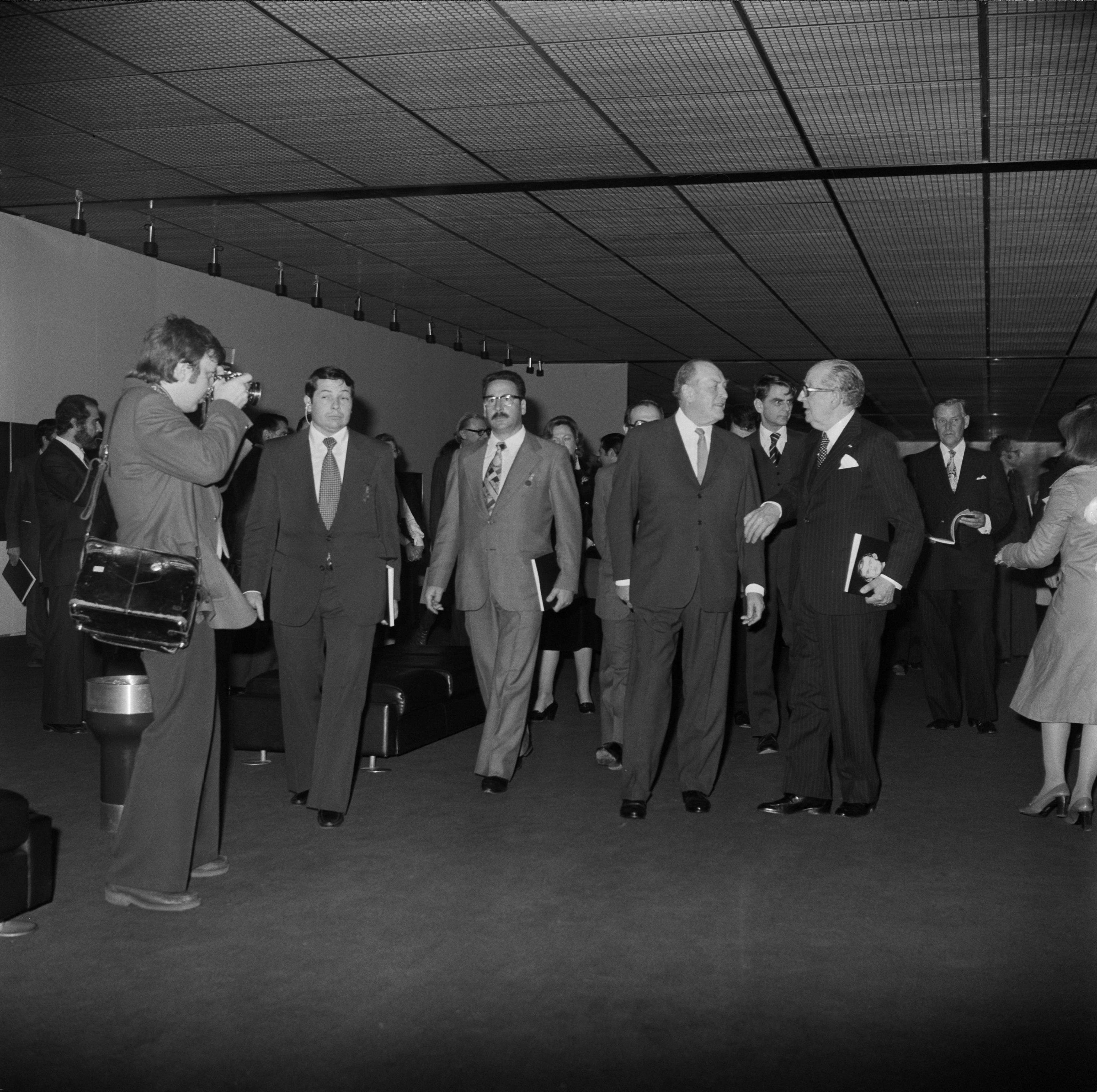 Rei Olavo V da Noruega (ao centro), José de Azeredo Perdigão (à dir.) e Alf Boe (atrás, ao centro)