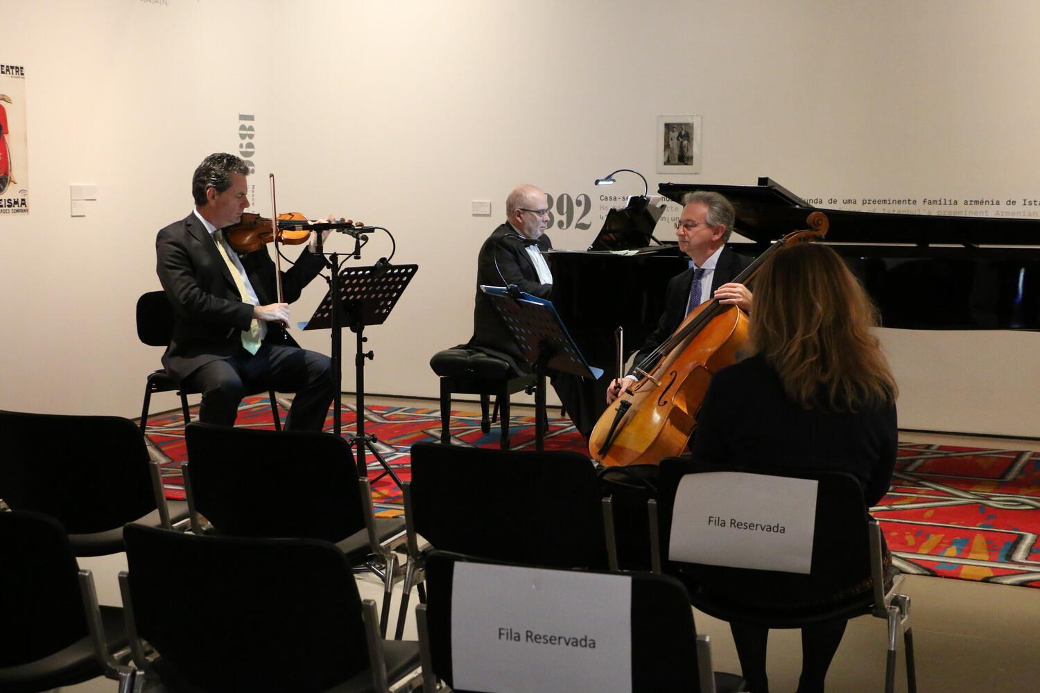 Trio Aeternus: Alexander Stewart (violino), João Paulo Santos (piano) e Varoujan Bartikian (violoncelo)