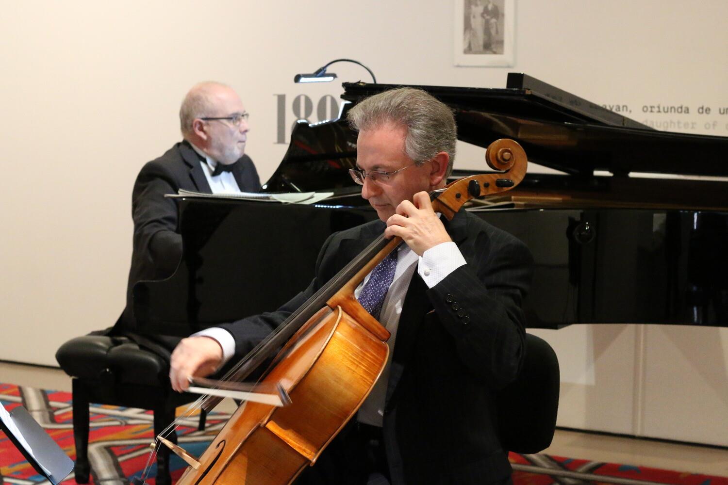 João Paulo Santos (piano) e Varoujan Bartikian (violoncelo)
