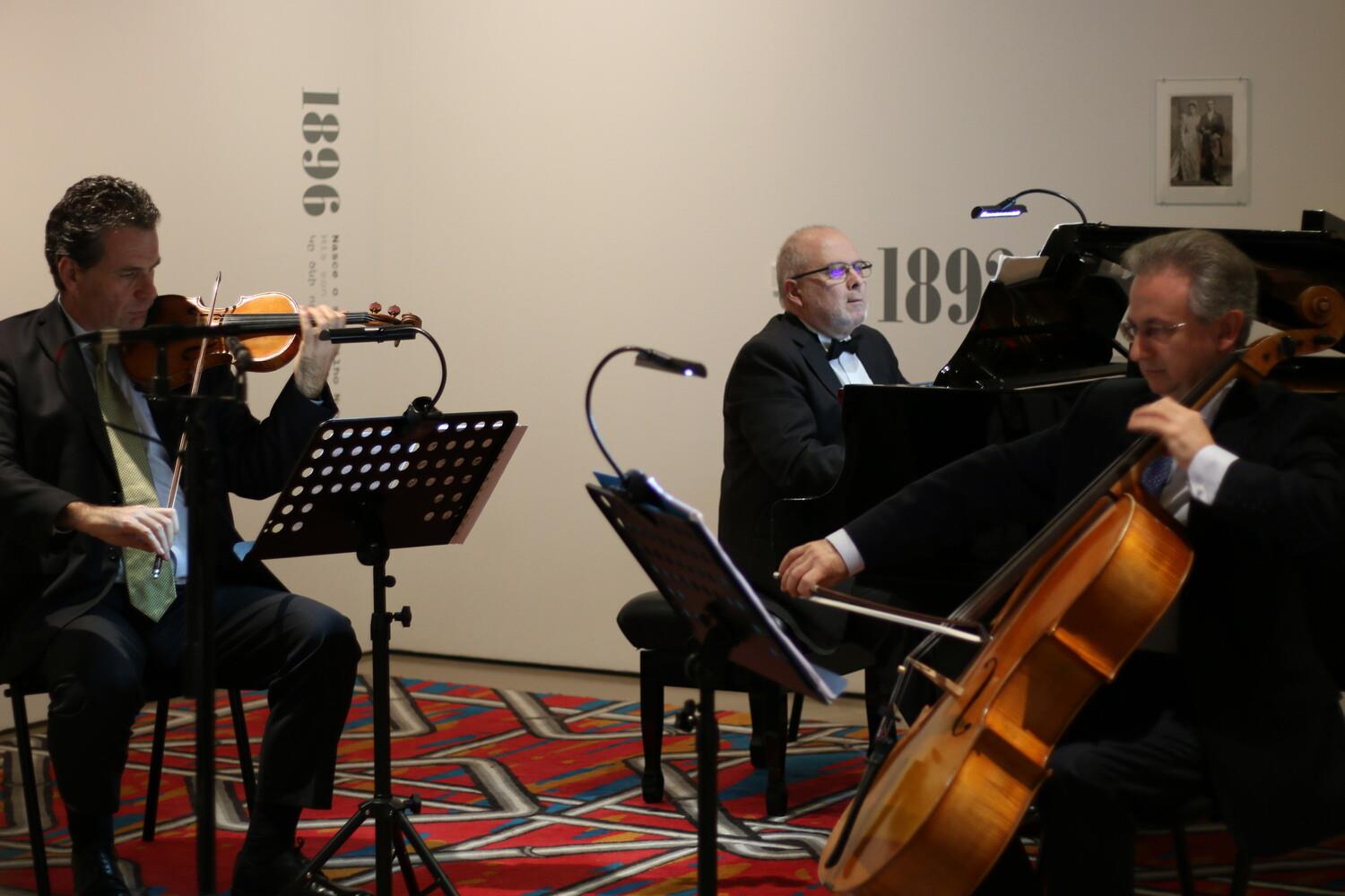 Trio Aeternus: Alexander Stewart (violino), João Paulo Santos (piano) e Varoujan Bartikian (violoncelo)