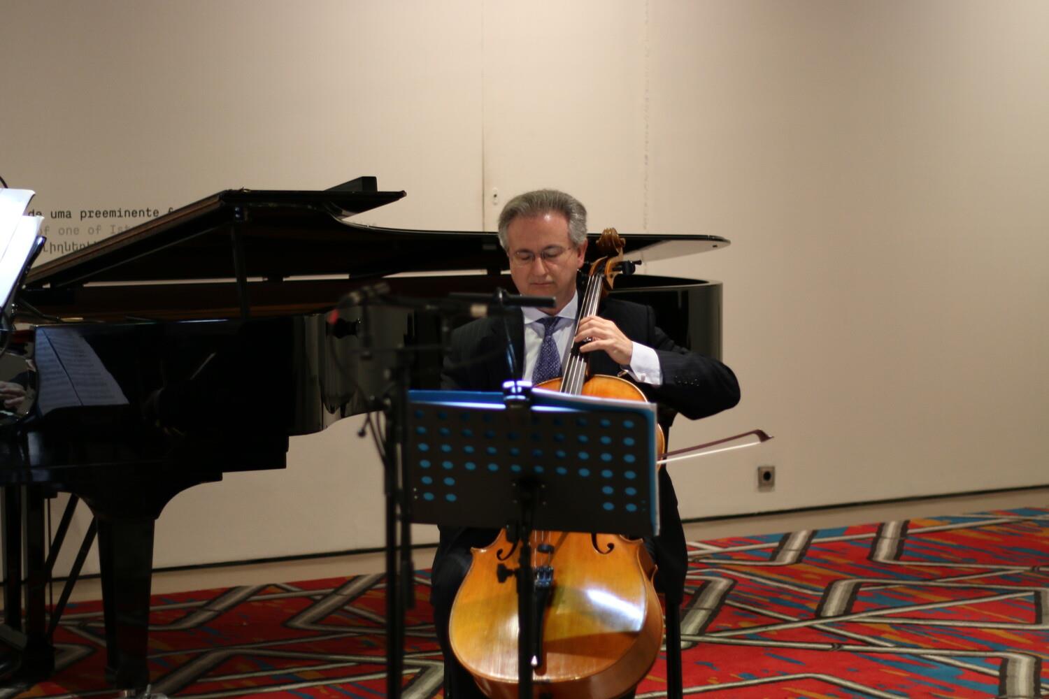 Varoujan Bartikian (violoncelo)