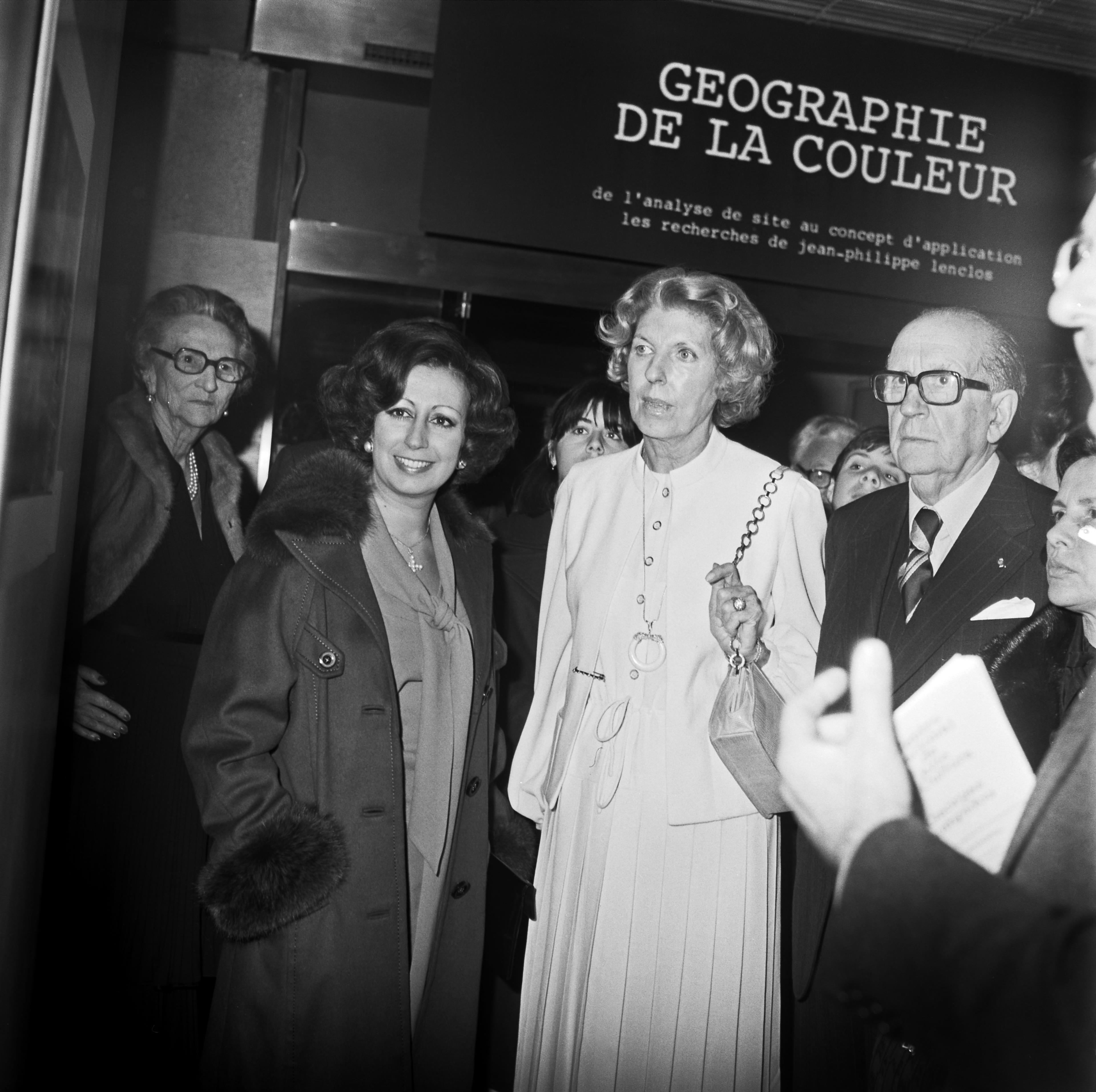 Visita oficial. Manuela Eanes (à esq.), Claude Jacqueline Pompidou (ao centro) e José de Azeredo Perdigão (à dir.)