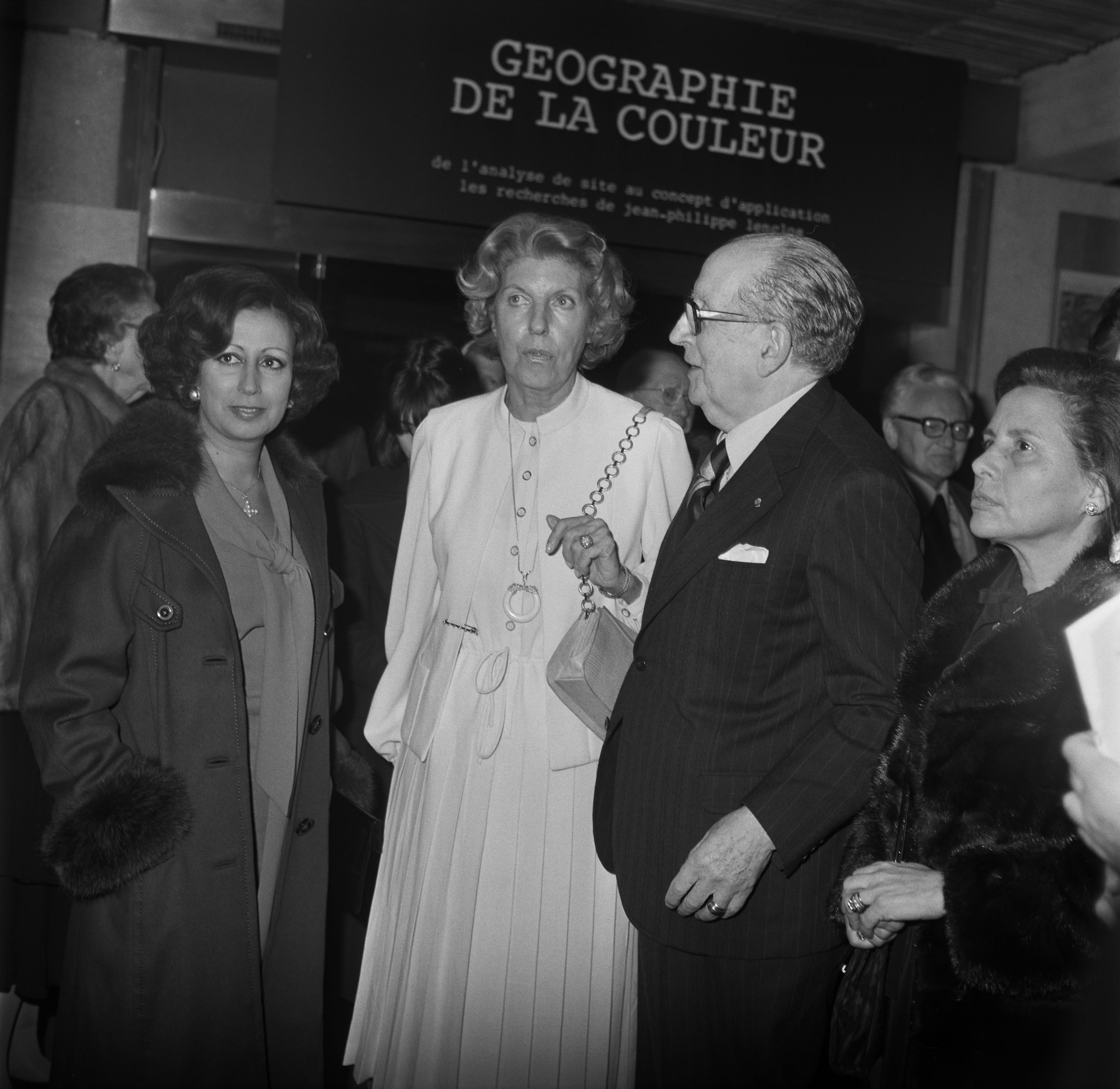 Visita oficial. Manuela Eanes (à esq.), Claude Jacqueline Pompidou e José de Azeredo Perdigão (ao centro) e Maria Barroso (à dir.)