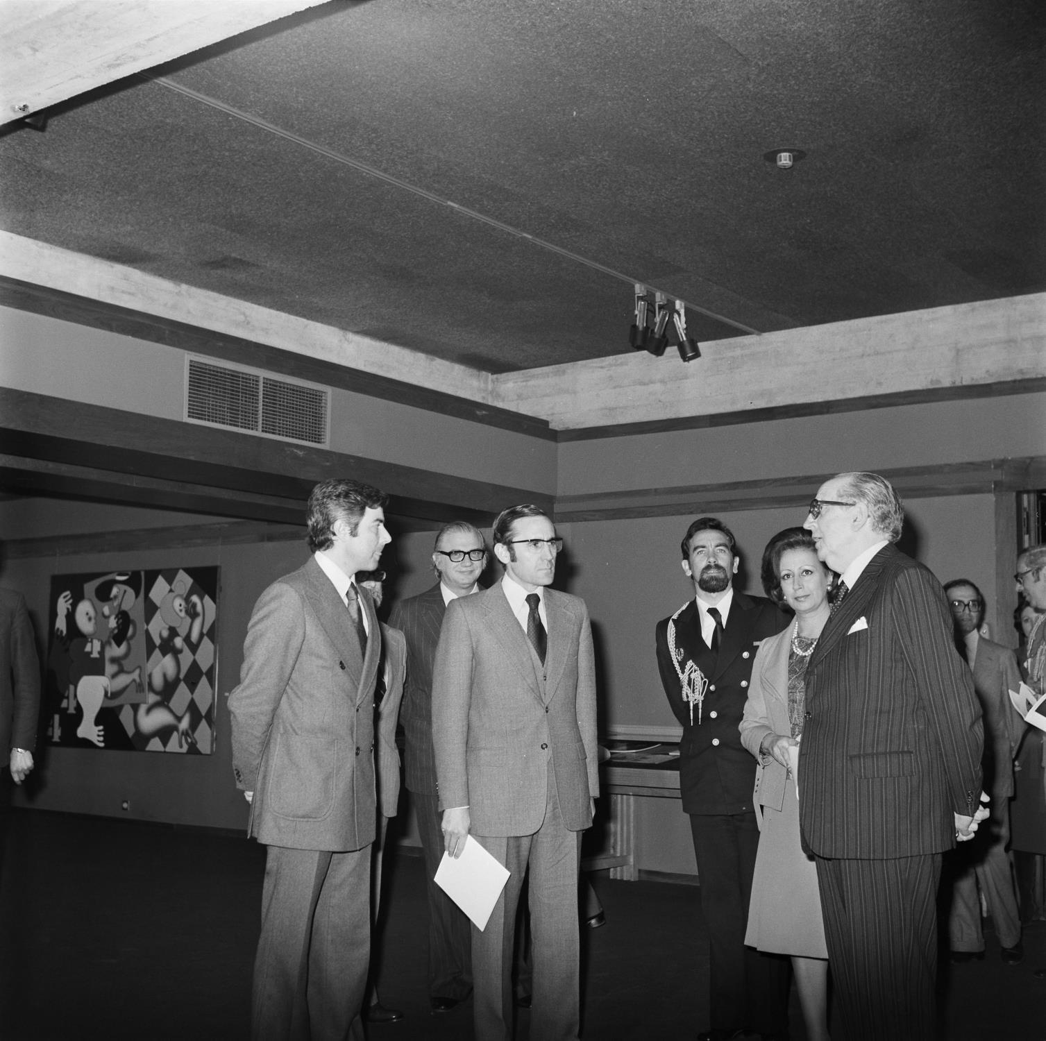 José de Guimarães (à esq.), José Sommer Ribeiro (atrás, ao centro), Ramalho Eanes, presidente da República Portuguesa (ao centro), Manuela Eanes e José de Azeredo Perdigão (à dir.)
