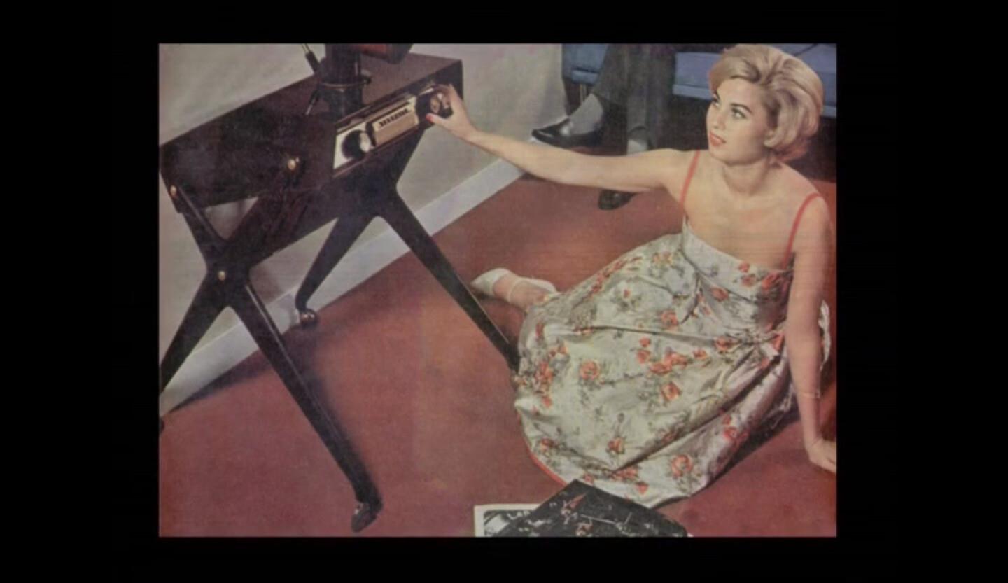 Frame do vídeo de Maria Lusitano, «Modern Woman», 2005 (Col. CAM, Inv. 16IM76)