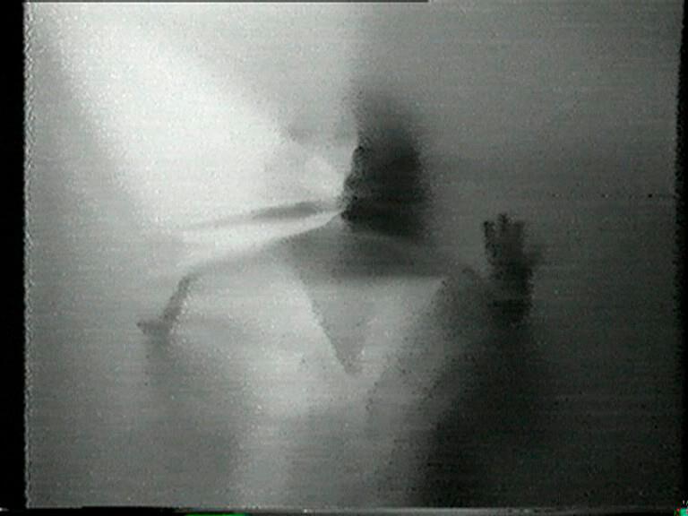 Frame do vídeo de Helena Almeida, «Ouve-me», 1979 (Col. CAM, Inv. IM13)