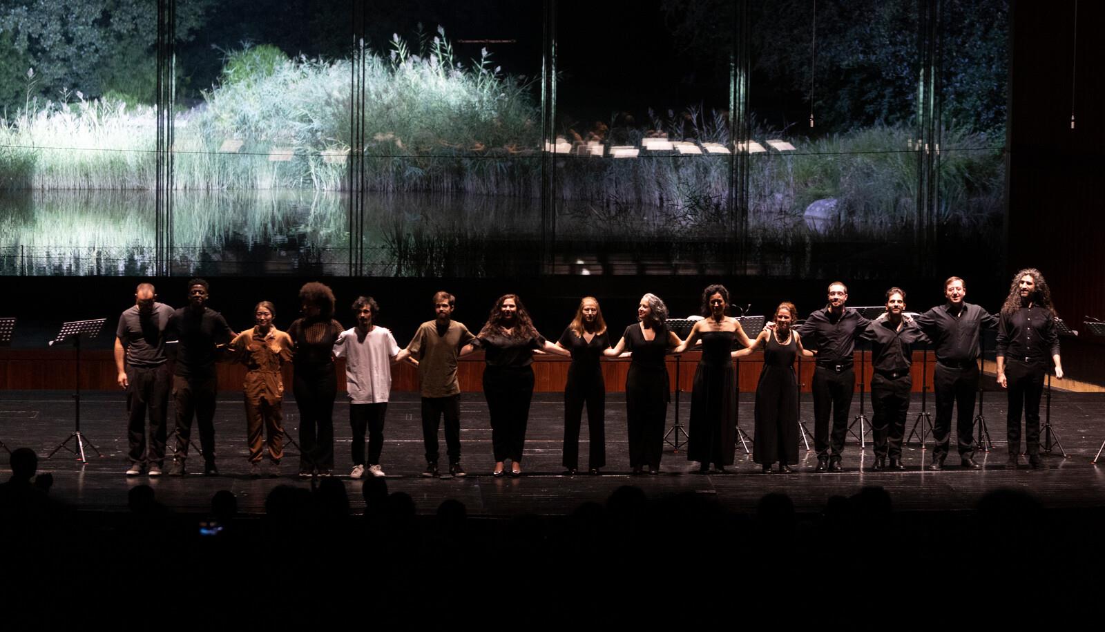 Concerto «Transformer L'Homme». Tomás Moital (à esq.); Mavá José; Noeli Kikuchi; Cire Ndiaye; Francisco Cipriano; Pedro Tavares; Inês Tavares Lopes e Coro Gulbenkian (à dir.)