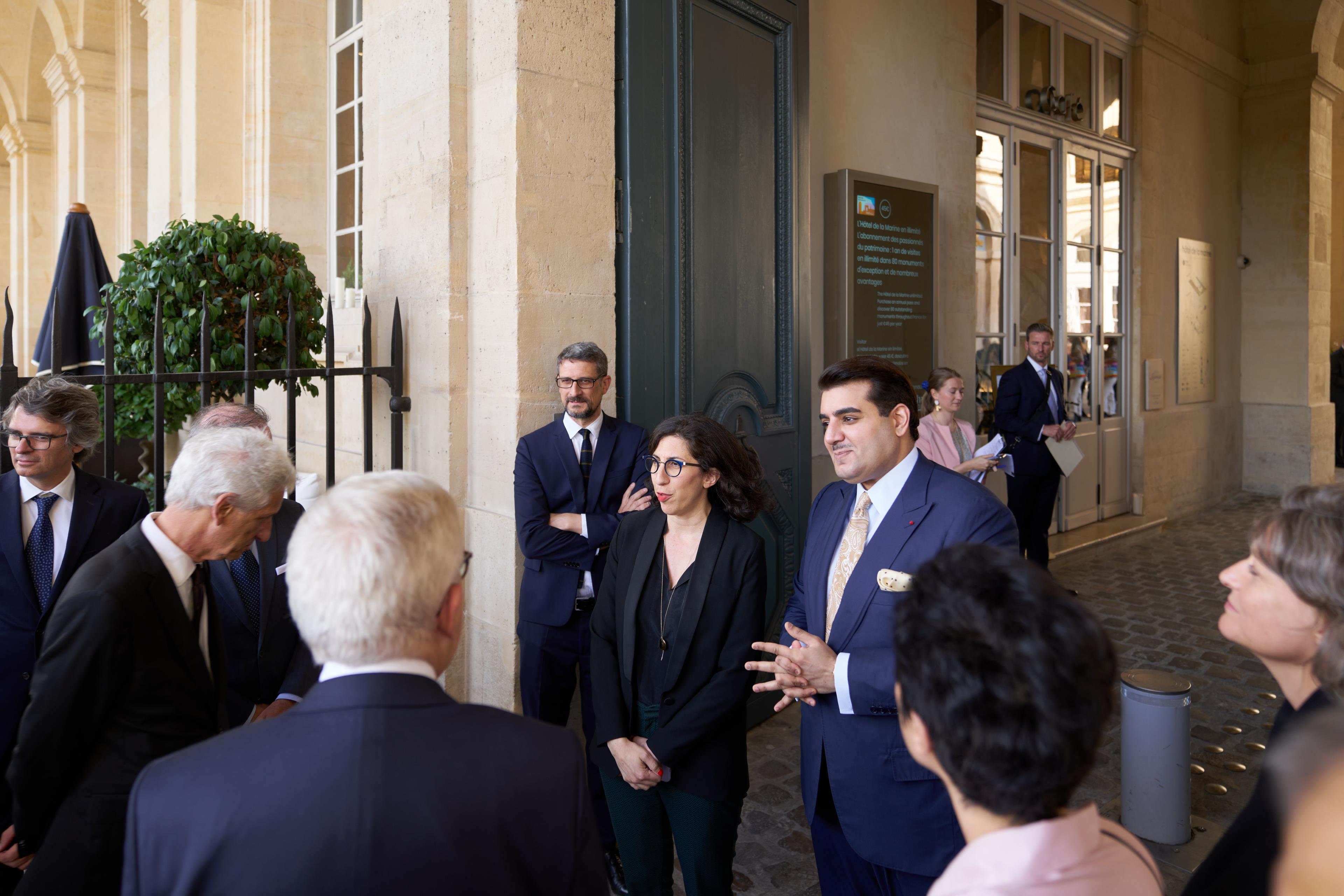 Rima Abdul-Malak (à esq.) e Hamad bin Abdullah Al Thani (à dir.)