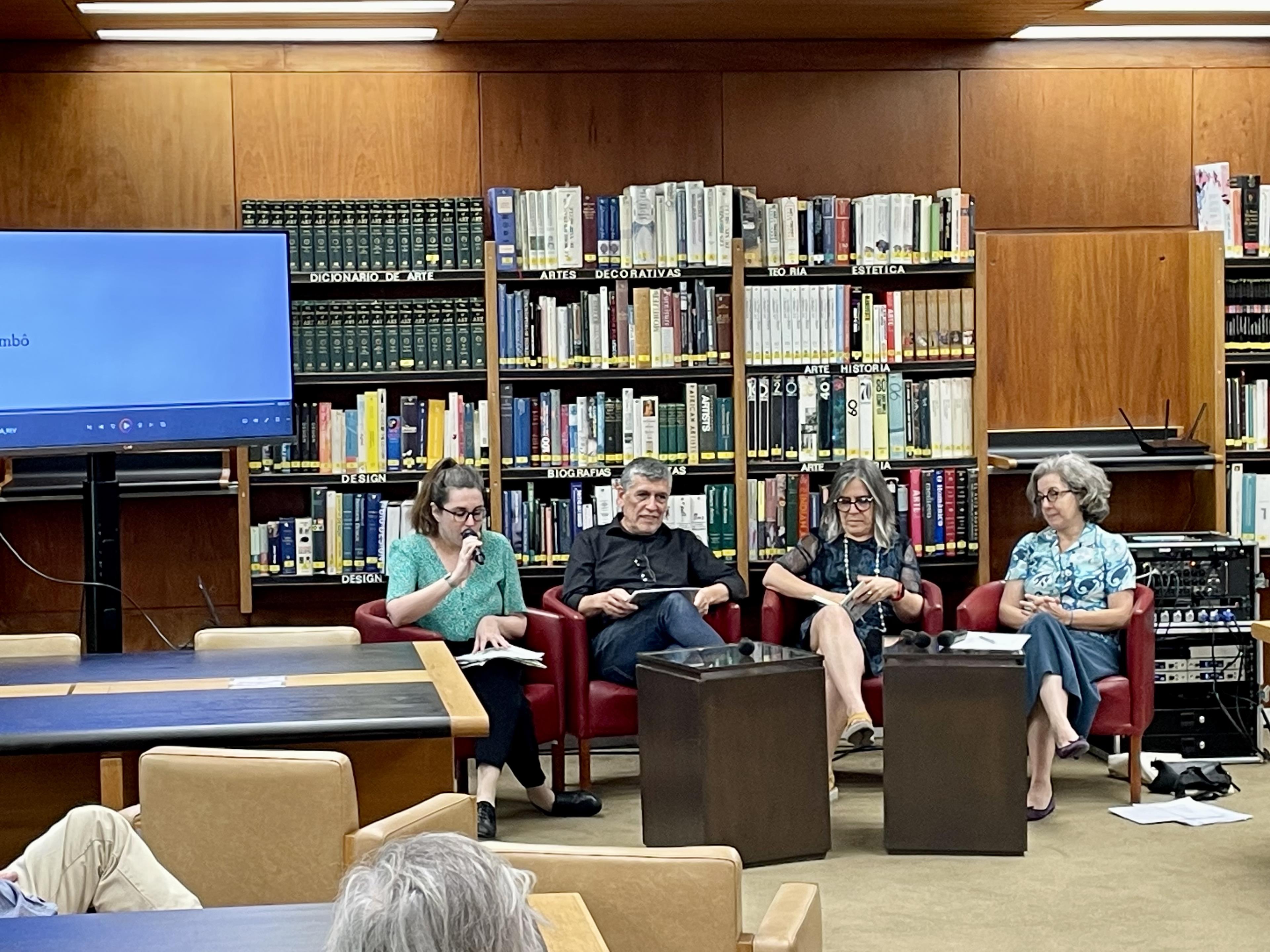 Conferência «Flaubert e a Ilustração na Viragem do Século XIX para o Século XX». Jorge Silva (à esq.) ; Emília Ferreira e Ana Vasconcelos (à dir.)