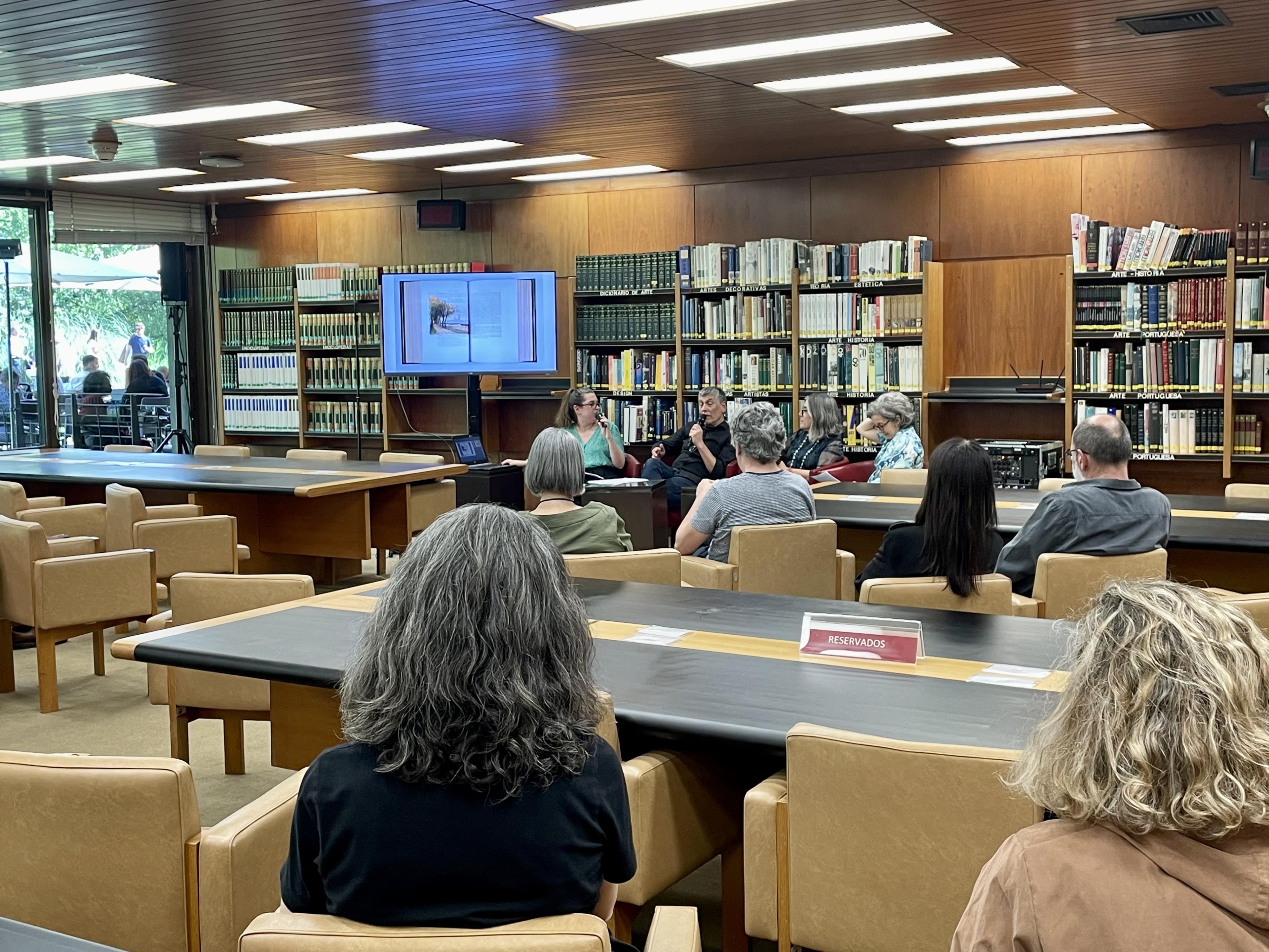 Conferência «Flaubert e a Ilustração na Viragem do Século XIX para o Século XX». Jorge Silva (à esq.) ; Emília Ferreira e Ana Vasconcelos (à dir.)