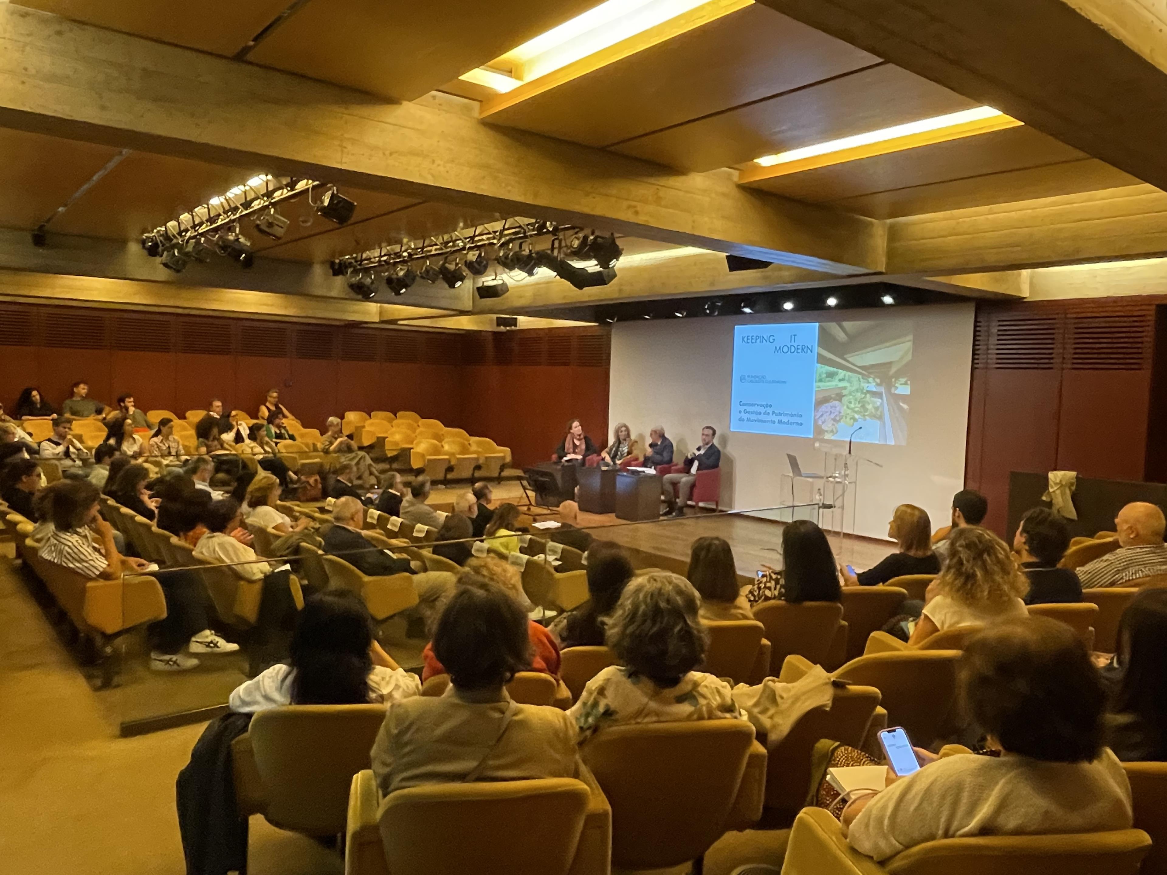 «Colóquio Keeping It Modern». Bénedicte Gandini (à esq.); Pamela Jerome; Rui Fernandes Póvoas; Javier Ors Ausin (à dir)
