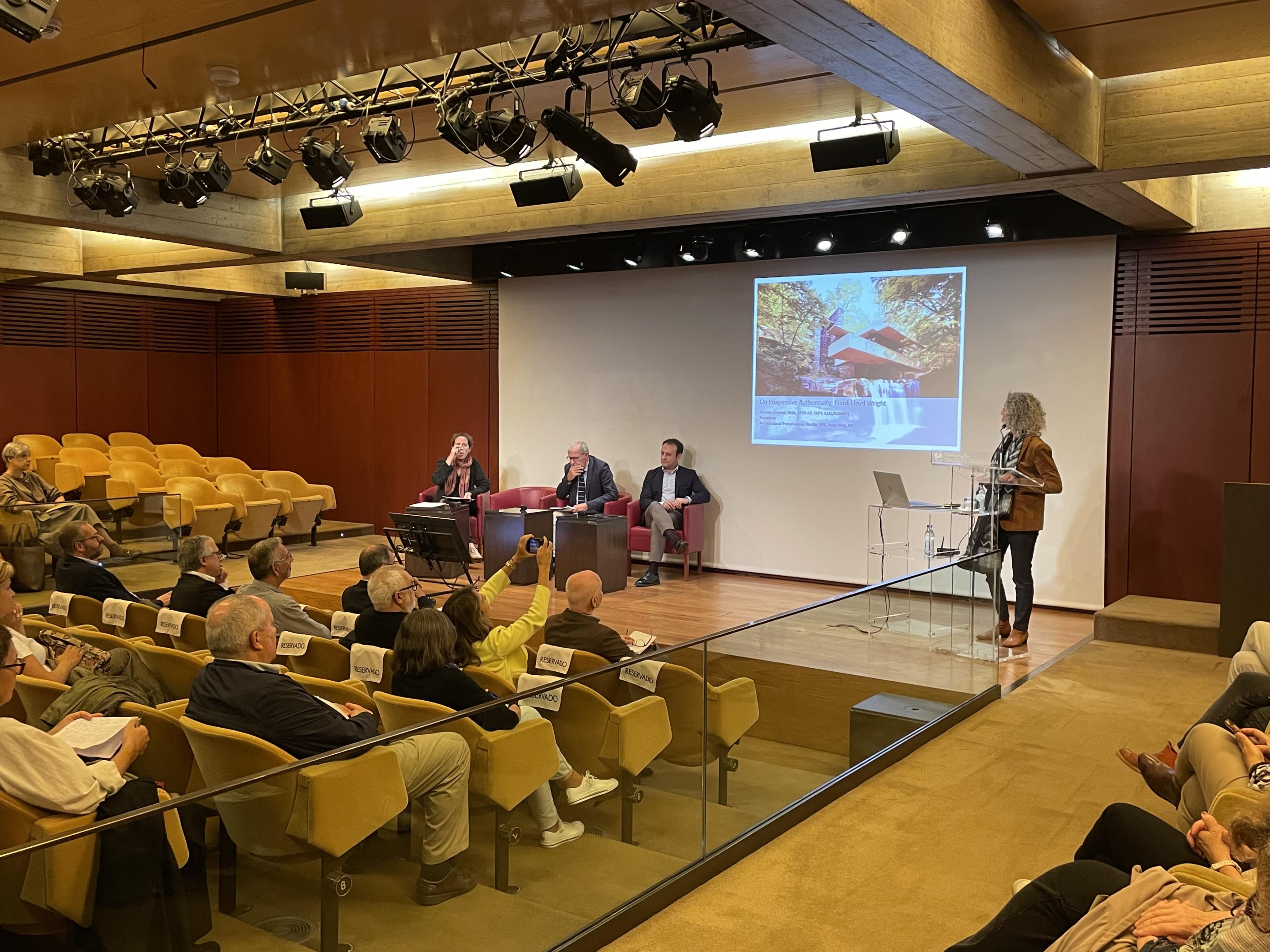 «Colóquio Keeping It Modern». Bénedicte Gandini; Rui Fernandes Póvoas; Javier Ors Ausin (à esq.); Pamela Jerome (à dir)