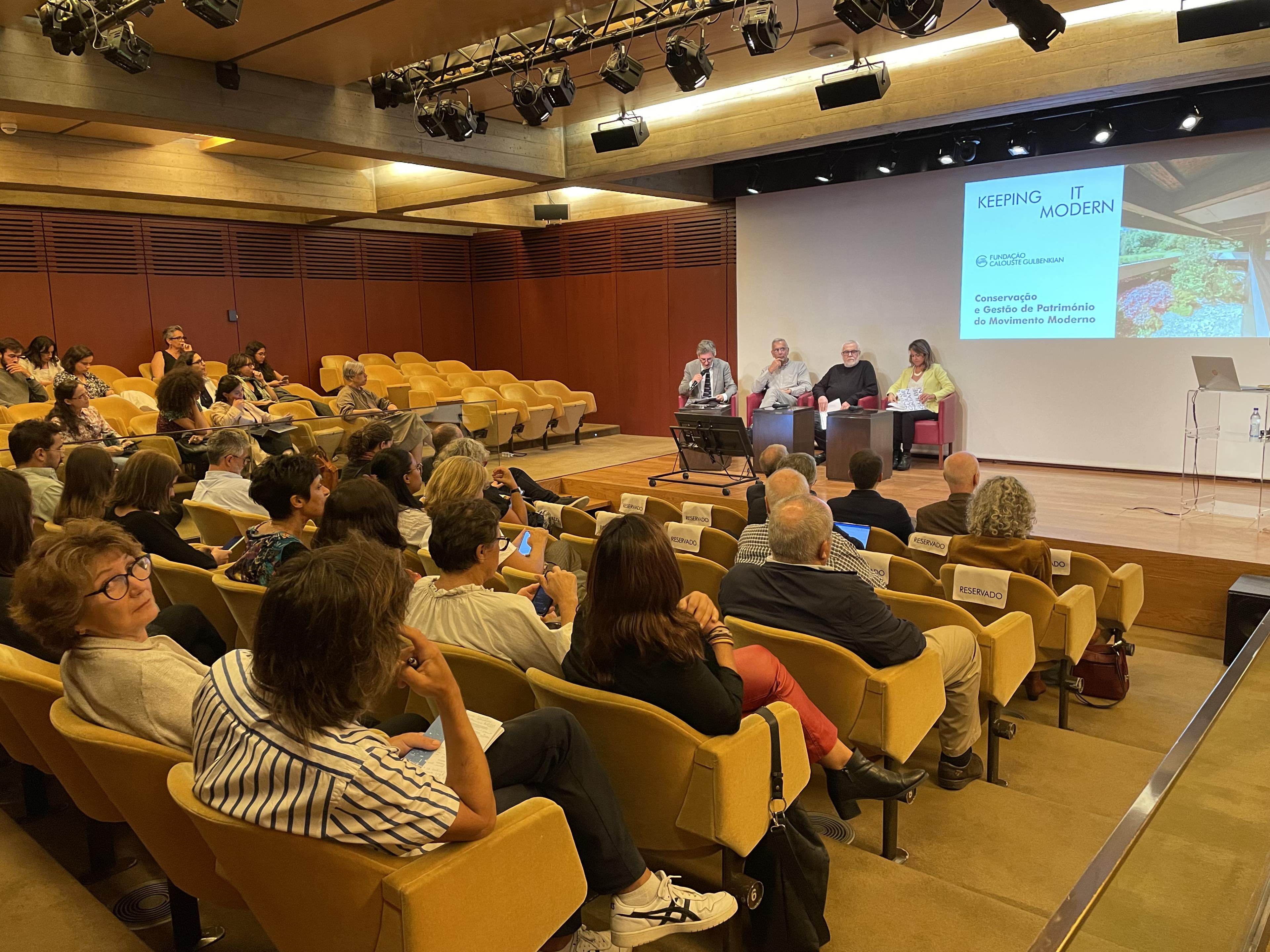 «Colóquio Keeping It Modern». João Vieira (à esq.); Elisiário Miranda; Luis Lage; Teresa Cunha Ferreira (à dir)
