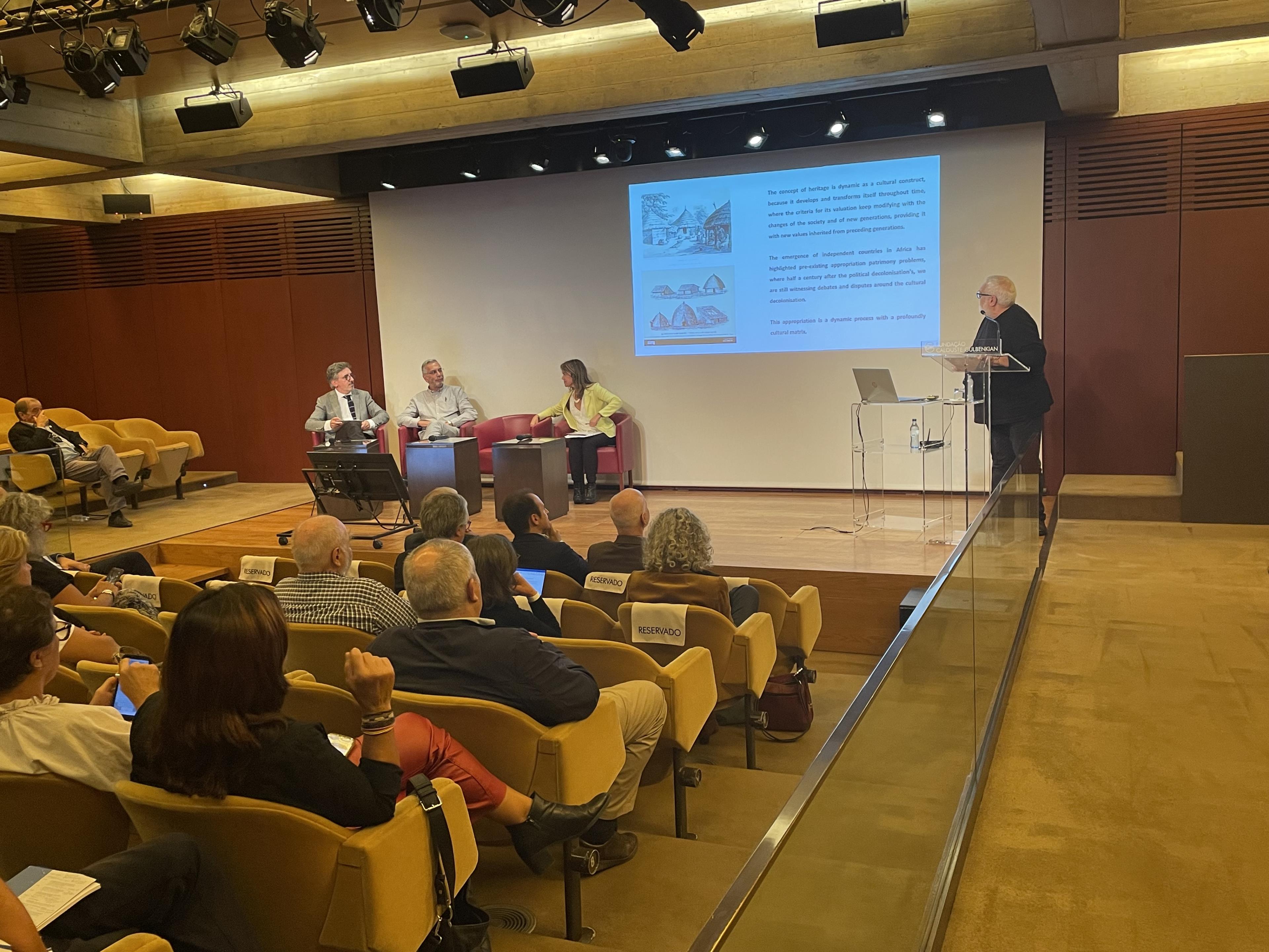 «Colóquio Keeping It Modern». João Vieira; Elisiário Miranda; Teresa Cunha Ferreira (à esq.); Luis Lage (à dir)