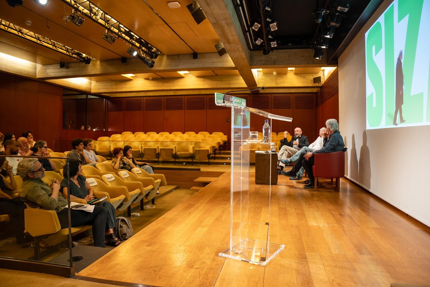 Conversa «Pensar Siza Vieira». Carlos Quintáns (ao fundo)