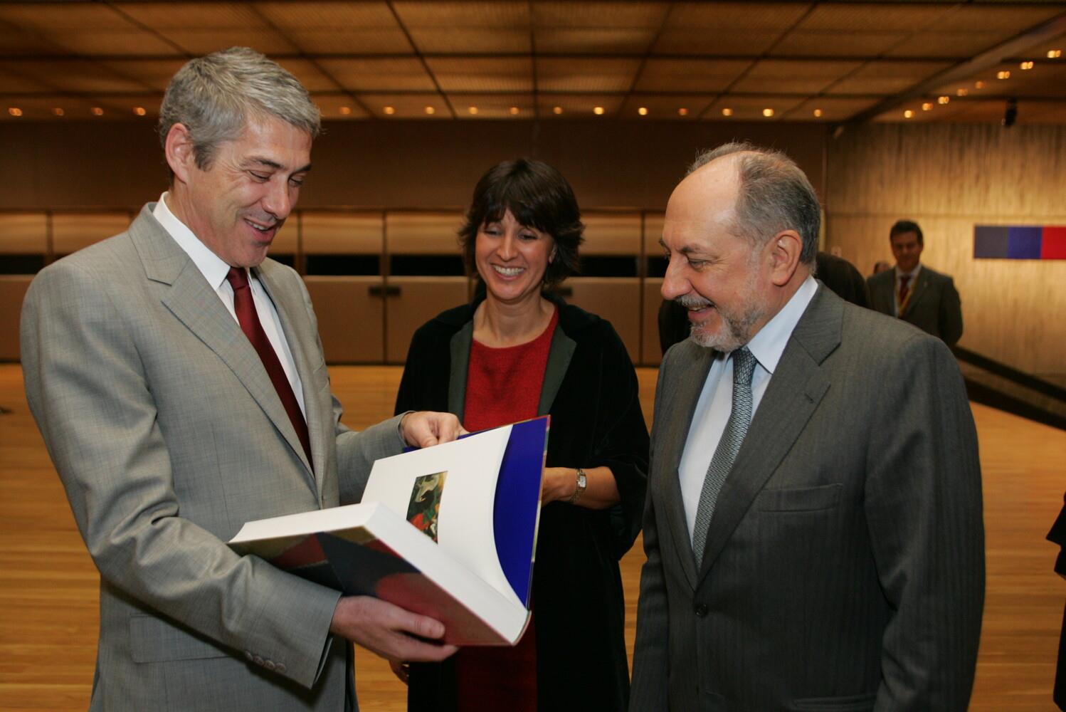 Visita do primeiro-ministro à exposição «Amadeo de Souza Cardoso. Diálogo de Vanguardas». José Sócrates, Rui Vilar e Helena de Freitas