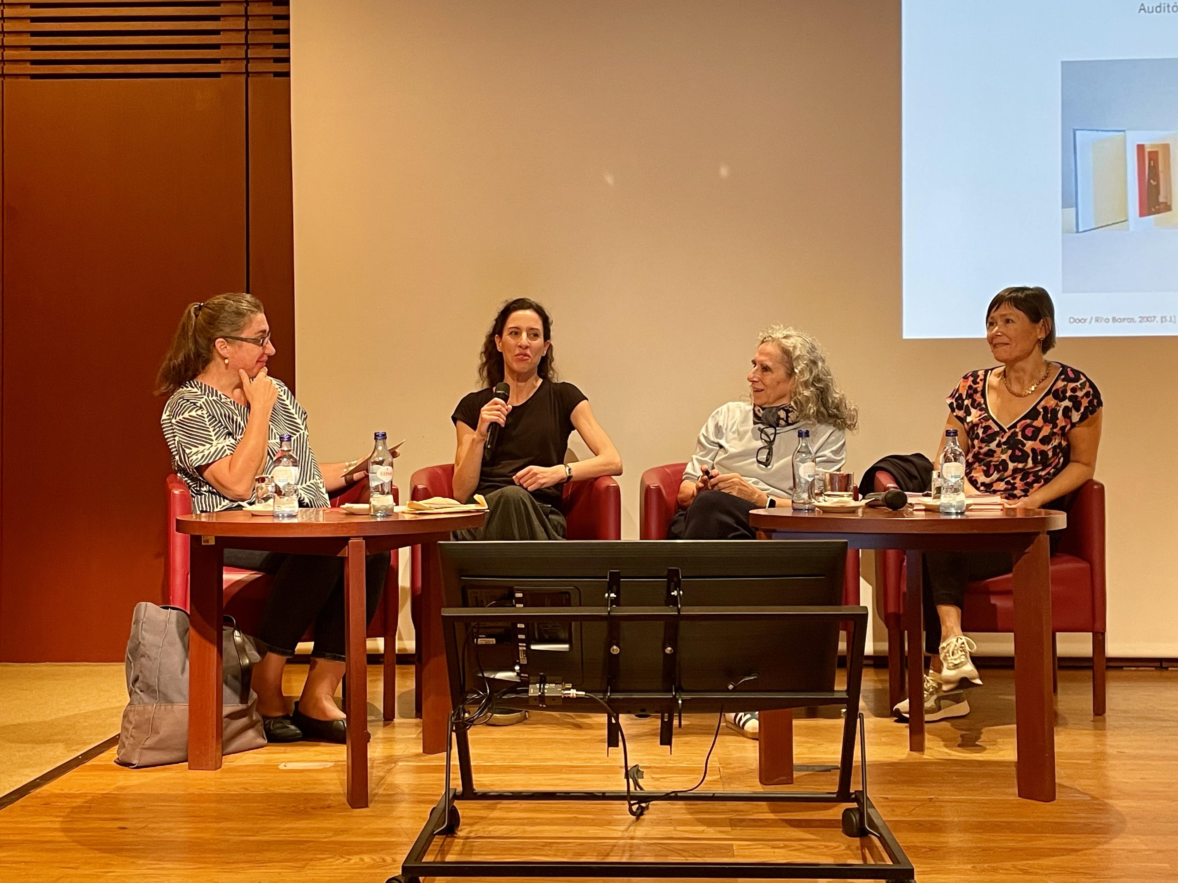 Conferência «Fórum Narrativas do Eu. Livros de artistas mulheres»: Isabel Baraona (à esq.); Ana Mata; Ana Pérez-Quiroga; Ana Janeiro (à dir.)