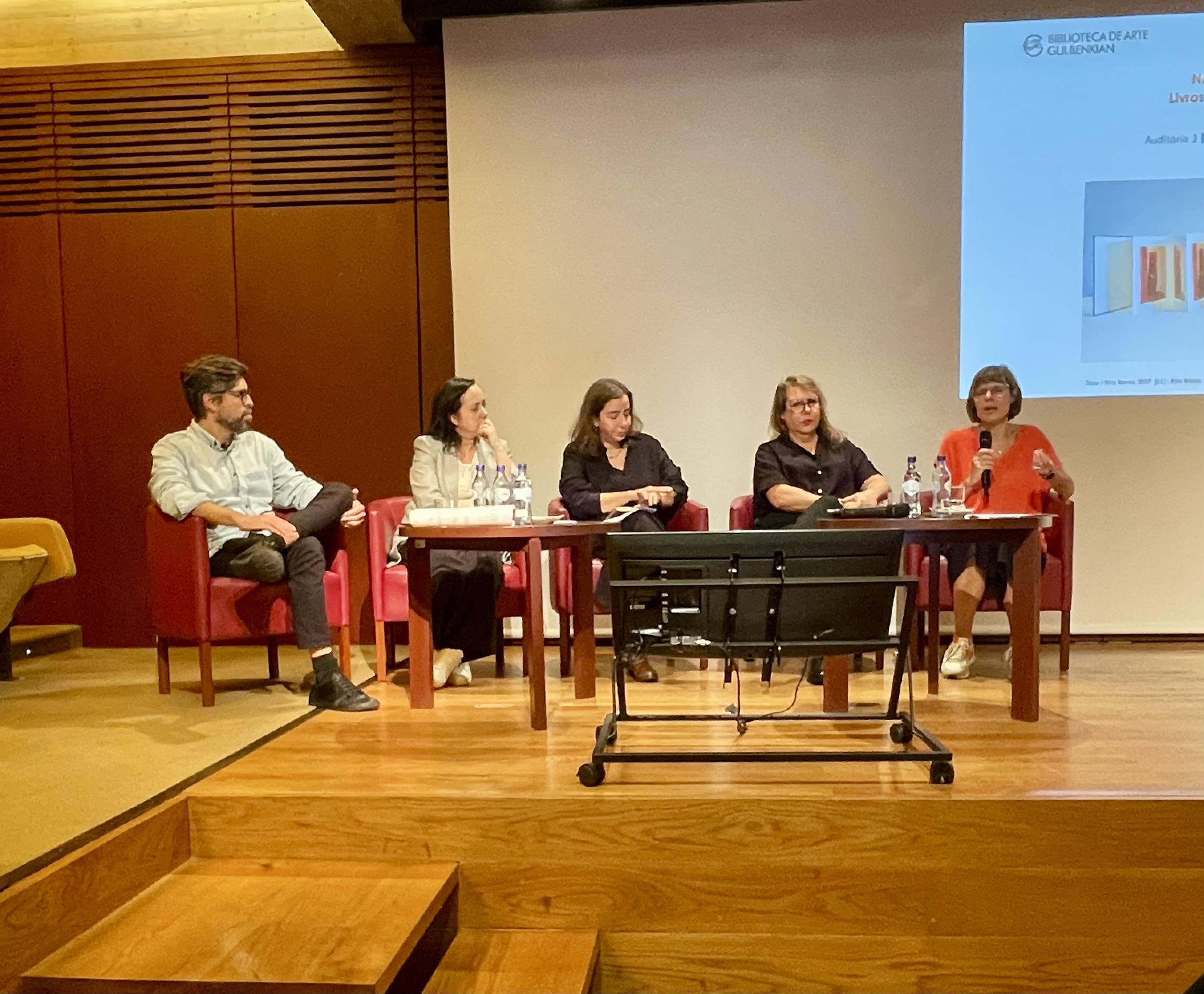Conferência «Fórum Narrativas do Eu. Livros de artistas mulheres»: Bruno Marques (à esq.); Susana S. Martins (centro); Gabriela Vaz-Pinheiro (à dir.)