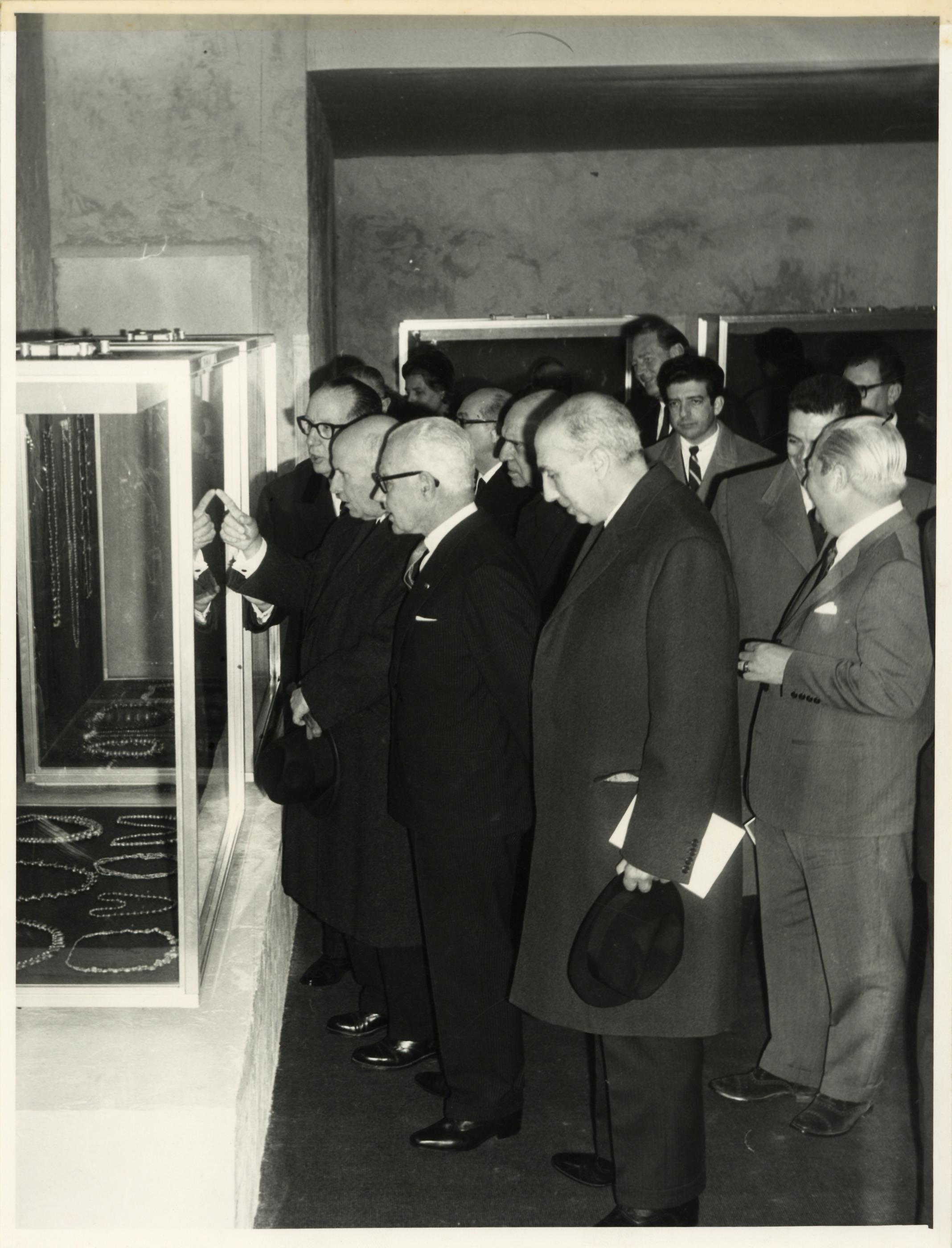 Américo Tomás, presidente da República Portuguesa, e José de Azeredo Perdigão (à esq.)