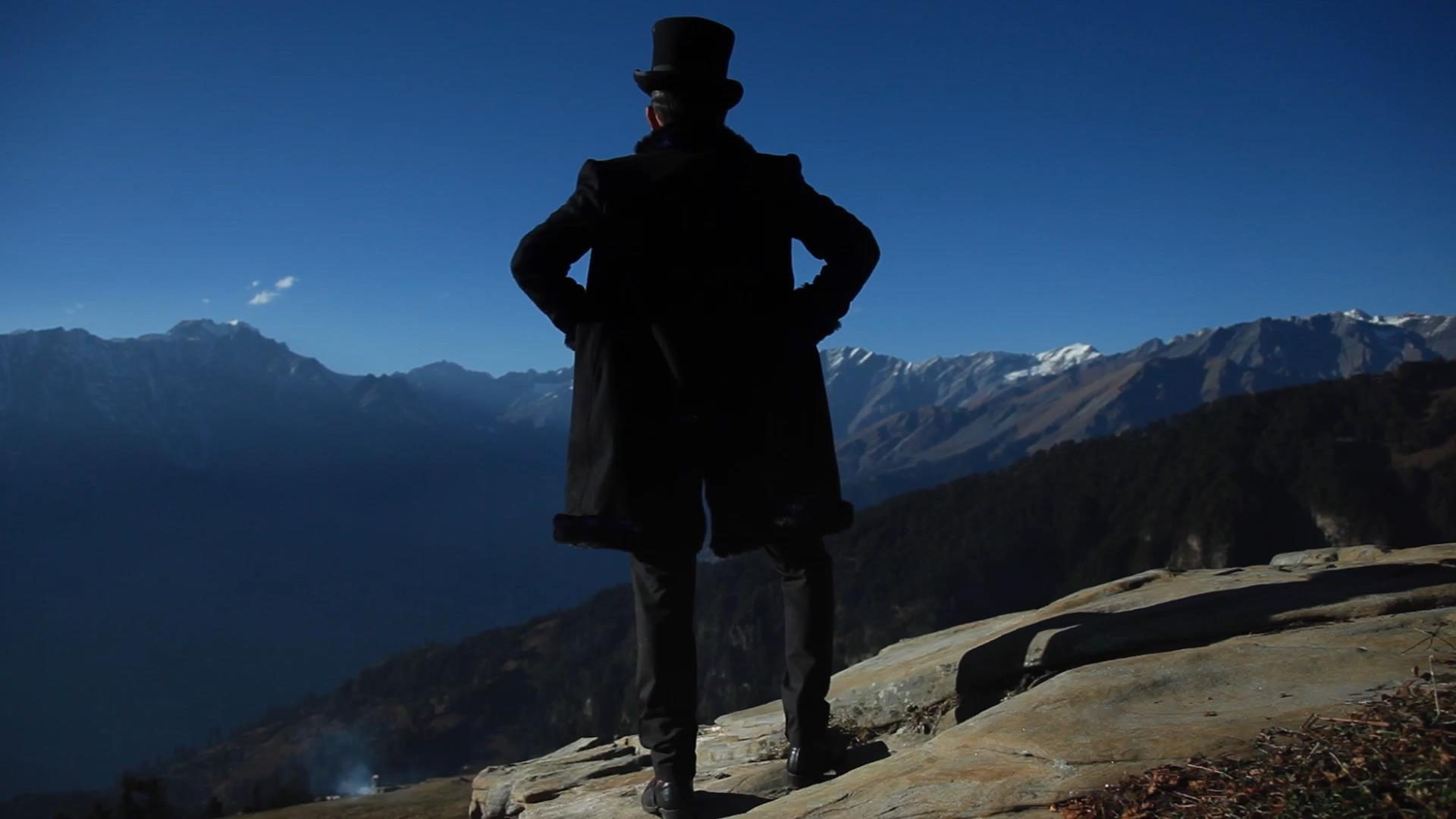 Frames do vídeo de Nikhil Chopra e Munir Kabani, «Man Eats Rock», 2011