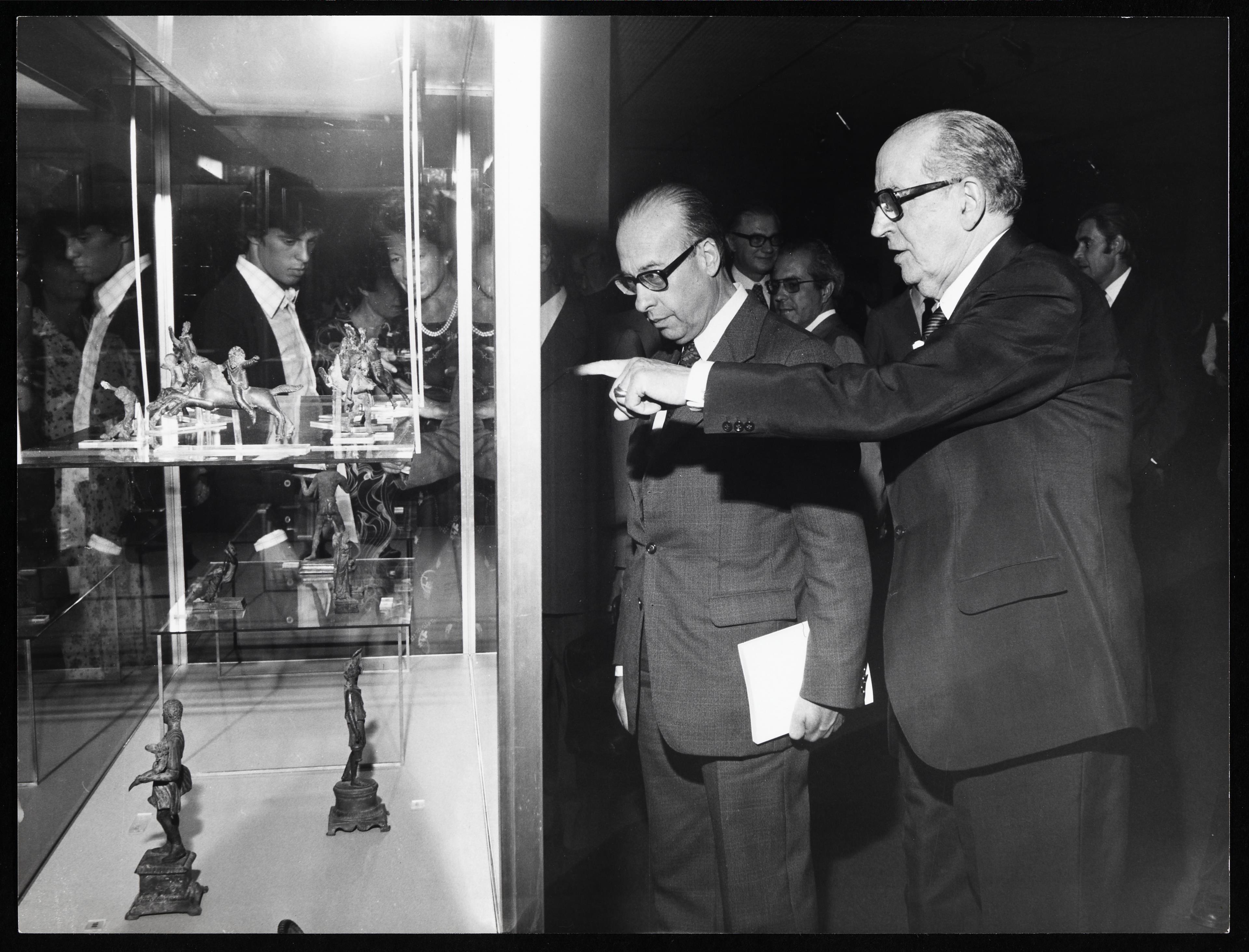Vitorino Magalhães Godinho (ao centro) e José de Azeredo Perdigão (à dir.)