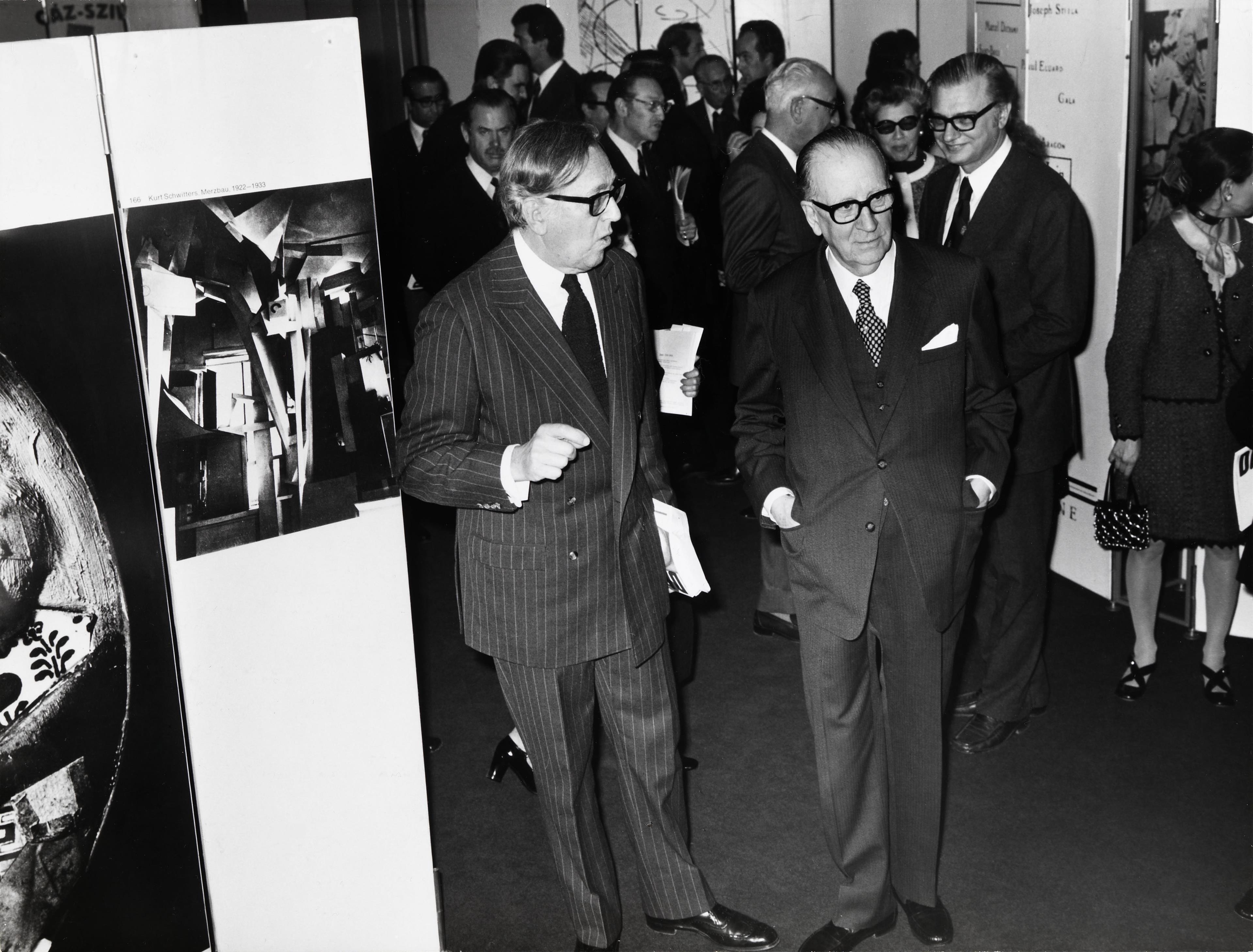 José de Azeredo Perdigão (ao centro) e José Sommer Ribeiro (atrás, à dir.)
