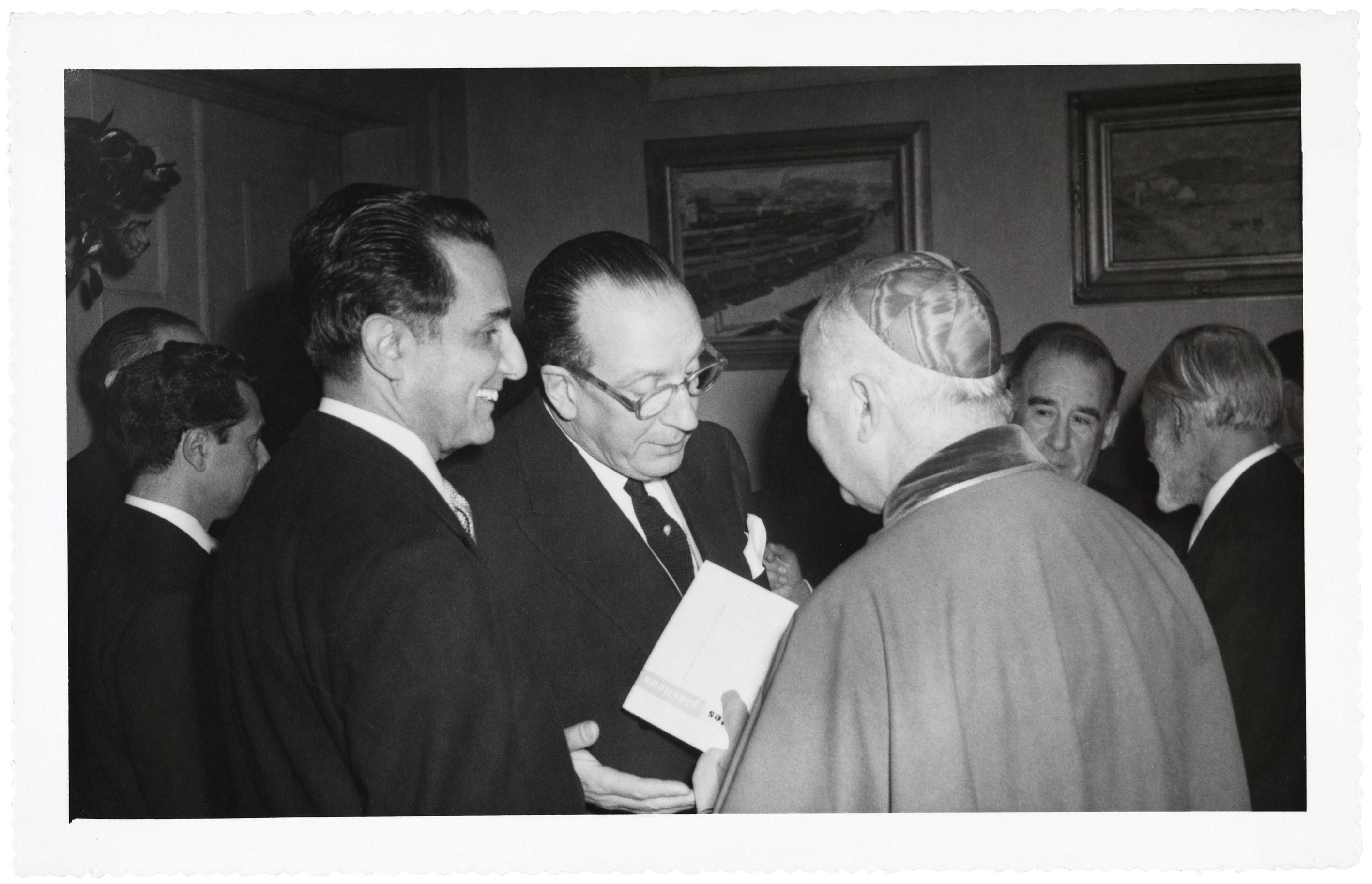 Francisco da Paula Leite Pinto, ministro da Educação Nacional (à esq.), Cardeal Cerejeira (à dir.) e José de Azeredo Perdigão (ao centro)